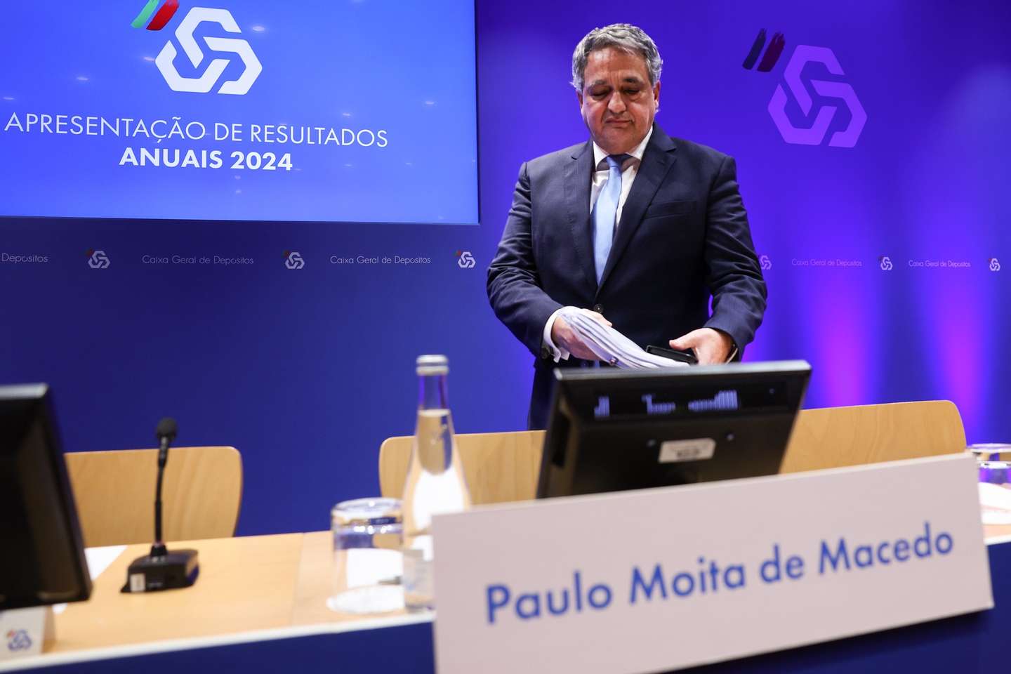 O CEO da Caixa Geral de Depósitos (CGD), Paulo Macedo, à chegada à conferência de imprensa para apresentação dos resultados relativos ao ano de 2024, na sede da CGD, em Lisboa, 27 de fevereiro de 2025. TIAGO PETINGA/LUSA