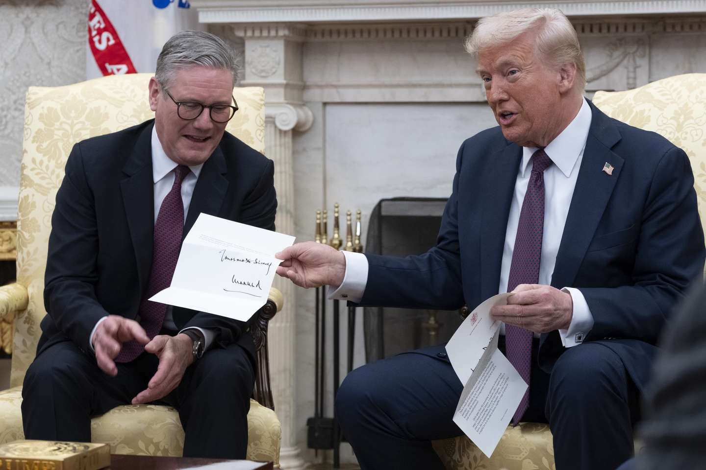 epa11928579 US President Donald J Trump (R) and British Prime Minister Keir Starmer show an invitation from Britain's King Charles inviting Trump to visit the United Kingdom, in the Oval Office of the White House in Washington, DC, USA, 27 February 2025.  EPA/CHRIS KLEPONIS / POOL