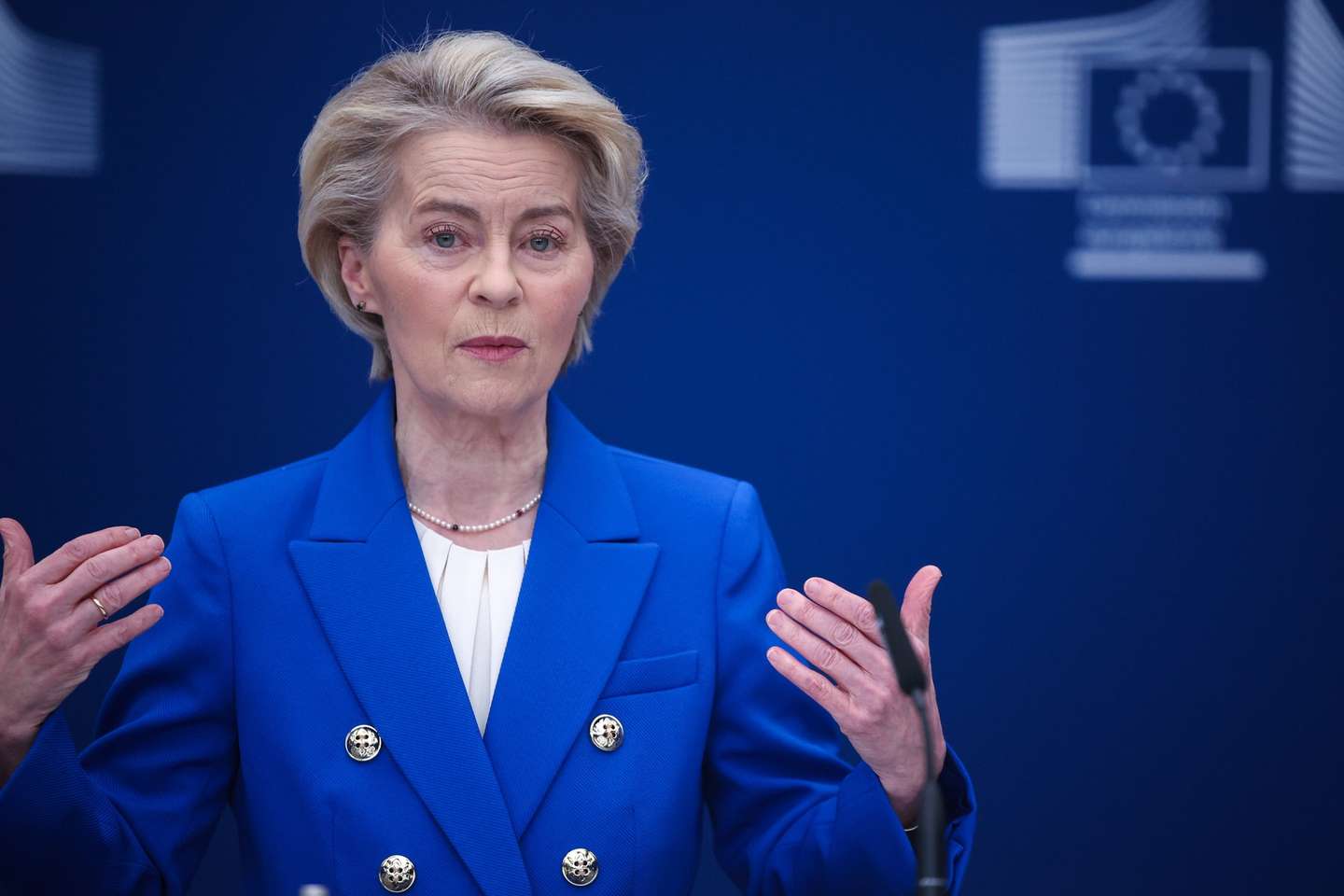 epa11939123 EU Commission President Ursula von der Leyen holds a press conference on a defense package aimed to secure Ukraine and Europe, at the European Commission in Brussels, Belgium, 04 March 2025. US President Donald Trump announced to put on hold military aid to Ukraine.  EPA/OLIVIER MATTHYS