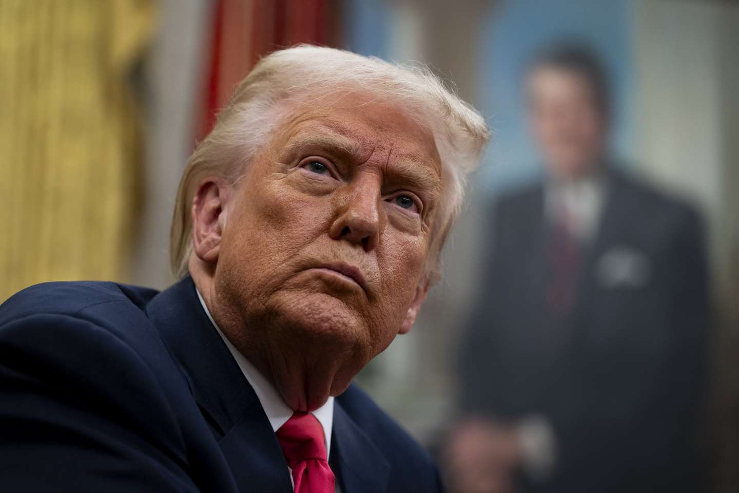 epa11945951 US President Donald Trump in the Oval Office of the White House in Washington, DC, USA, 06 March 2025. Trump signed executive orders to pause tariffs on USMCA trade from Canada and Mexico until 02 April 2025.  EPA/AL DRAGO / POOL