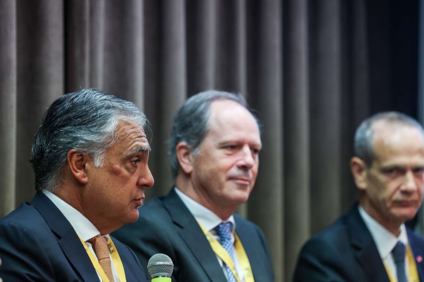 O CEO do Banco Português de Investimento (BPI), João Pedro Oliveira e Costa (E), o CEO do Santander, Pedro Castro e Almeida (C), e o CEO do Millenium BCP, Miguel Maya (D), participam no Fórum Banca 2025, organizado pelo Jornal Económico, e que junta representantes de bancos nacionais, decisores políticos, dos setores dos seguros e das 'fintechs' para fazer o "raio-x" da banca e projetar o futuro do setor, num hotel em Lisboa, 12 de março de 2025. TIAGO PETINGA/LUSA