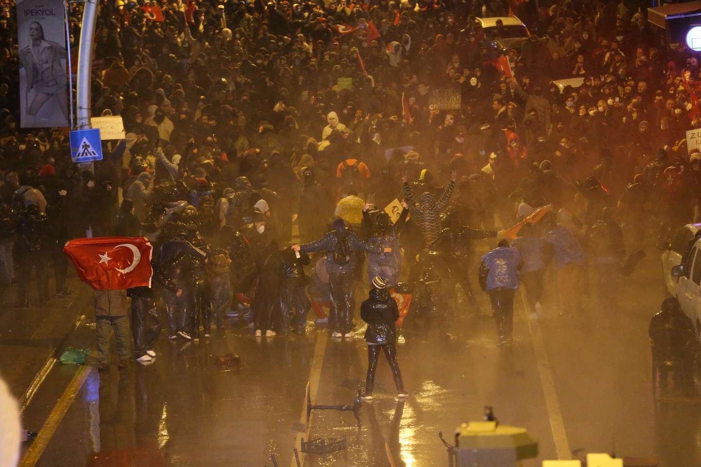 epa11982147 Protesters gather in the street during a protest against the arrest of Istanbul Mayor Ekrem Imamoglu in Ankara, Turkey, 22 March 2025.  EPA/NECATI SAVAS