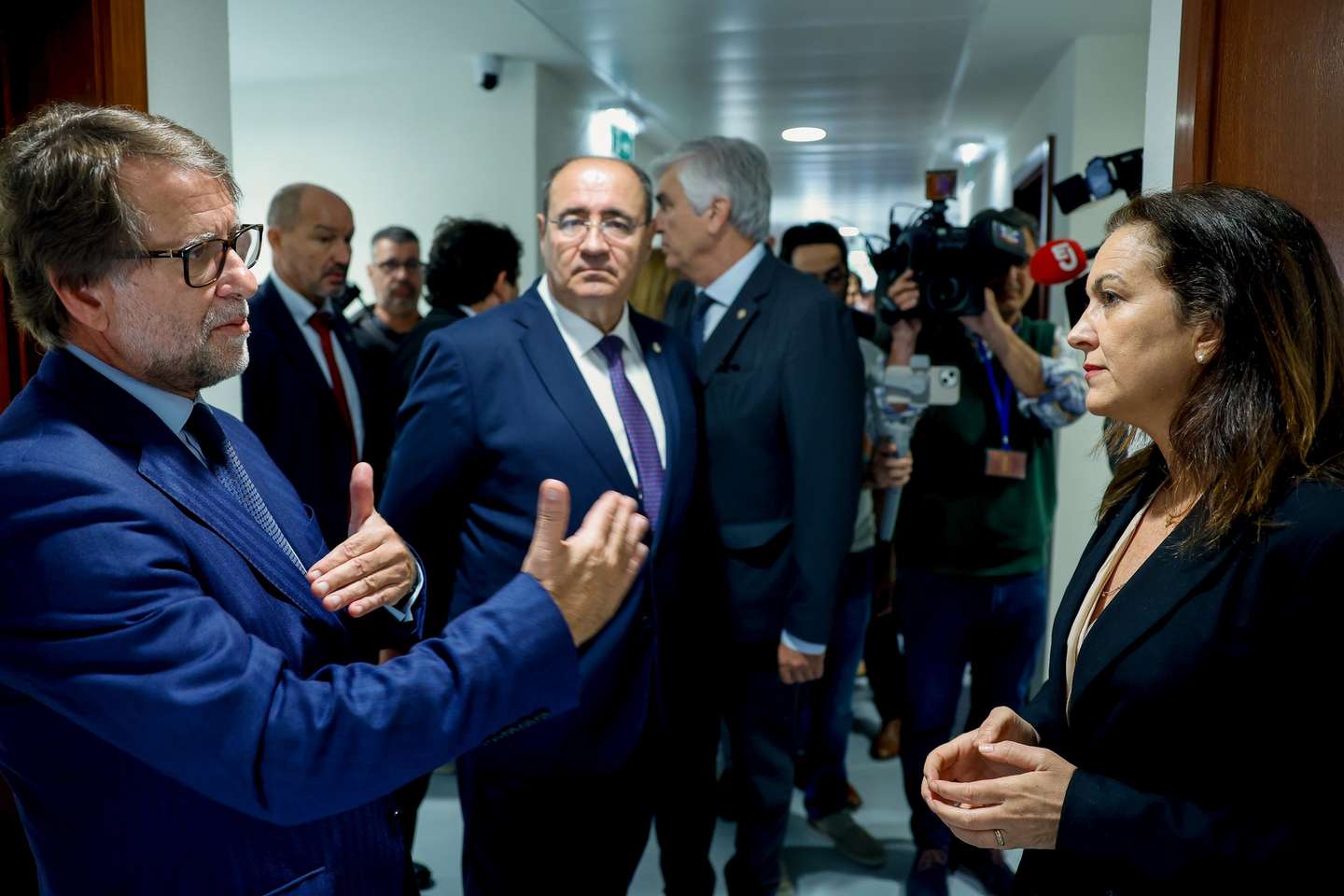A ministra da Justiça, Rita Alarcão Júdice, acompanhada pelo diretor nacional da PJ, Luís Neves, conversam durante inauguração e visita da nova Unidade Local de Investigação Criminal da Policia Judiciaria, (PJ) de Faro, 30 de abril de 2025. LUÍS FORRA/ LUSA