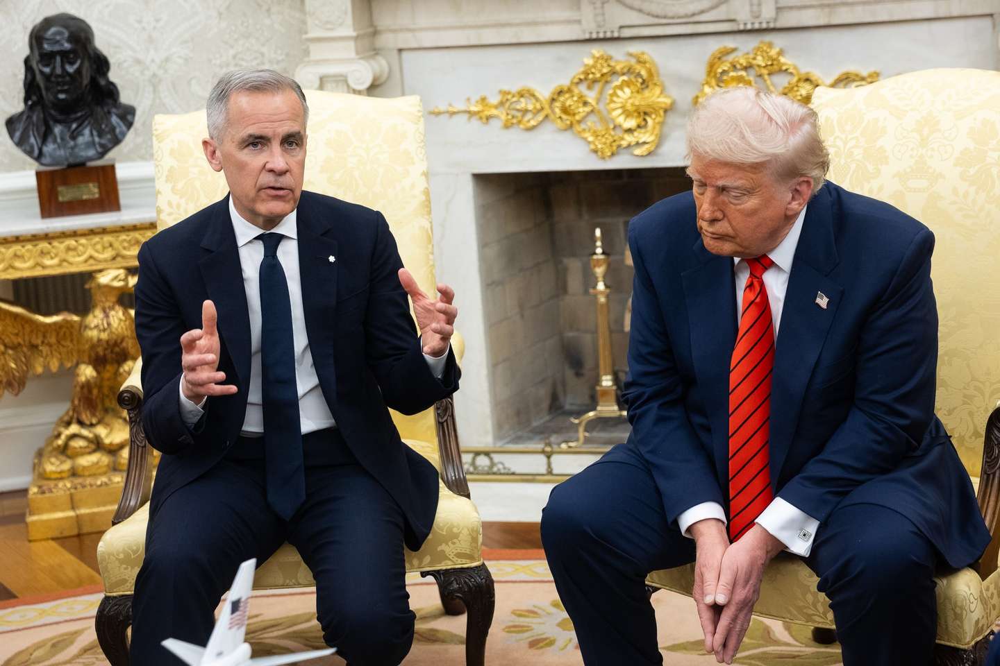 epa12078287 US President Donald Trump (R) and Canadian Prime Minister Mark Carney (L) meet in the Oval Office at the White House in Washington, DC, USA, 06 May 2025.  EPA/FRANCIS CHUNG / POOL