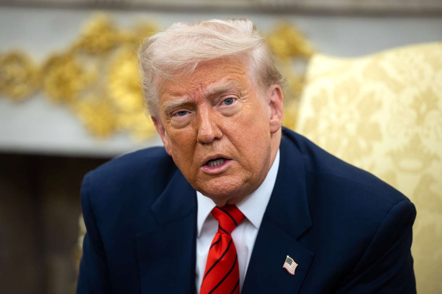 epa12078291 US President Donald Trump attends a meeting with the Canadian prime minister in the Oval Office at the White House in Washington, DC, USA, 06 May 2025.  EPA/FRANCIS CHUNG / POOL