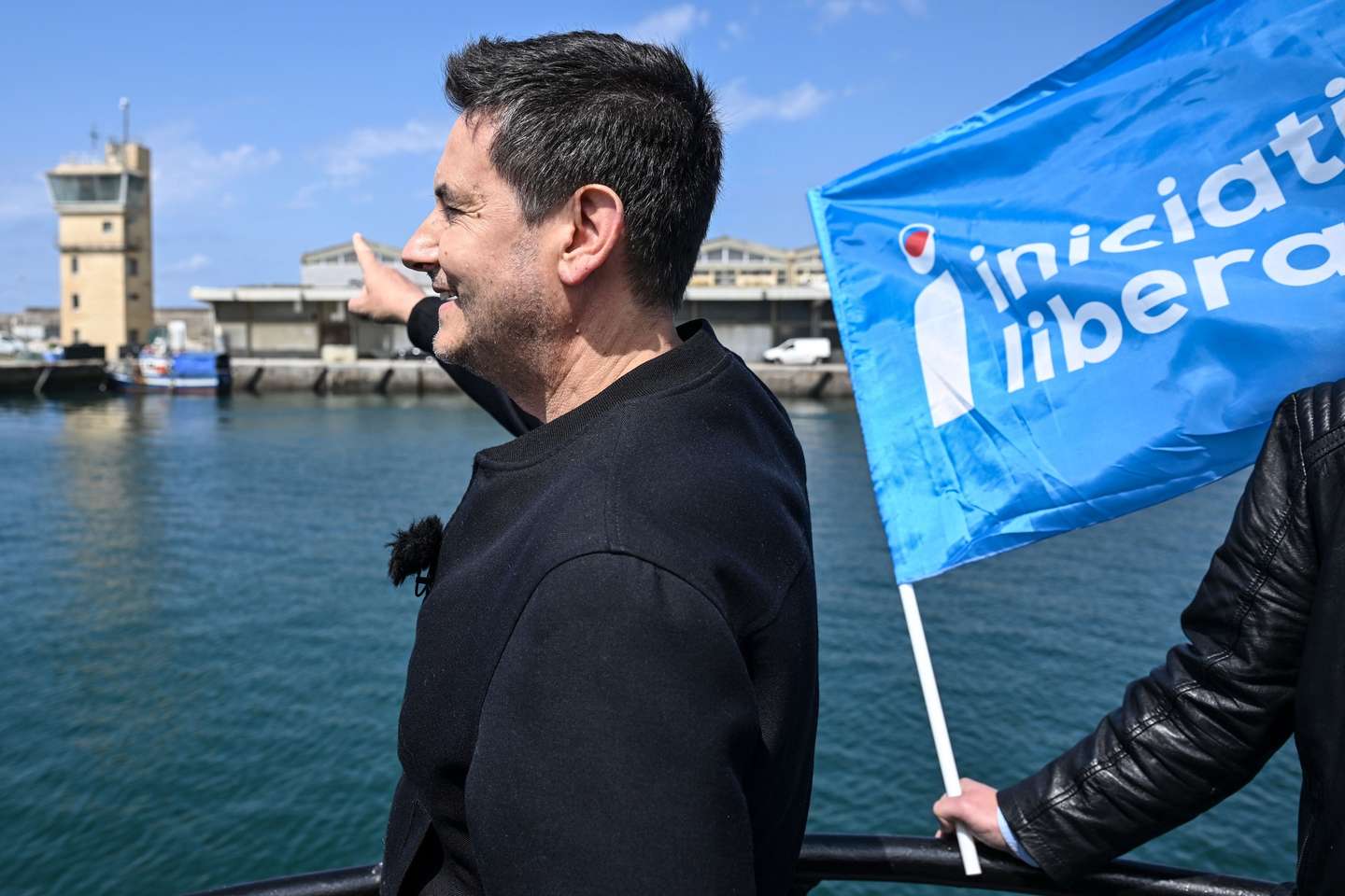 O presidente da Iniciativa Liberal (IL), Rui Rocha, durante uma ação de campanha para as eleições legislativas onde foi impedido pela Polícia Marítima de sair numa embarcação de pesca para uma volta no alto-mar, no porto de pesca da Póvoa de Varzim. 08 de maio de 2025. FERNANDO VELUDO/LUSA