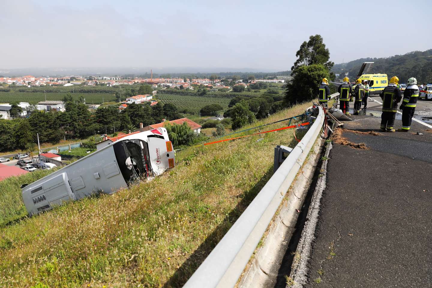 Uma colisão entre um camião e um autocarro, que transportava alunos de uma escola de Coimbra, causou hoje sete feridos ligeiros na autoestrada A8, em Alfeizerão, Alcobaça, 30 de maio de 2025. PAULO CUNHA/LUSA