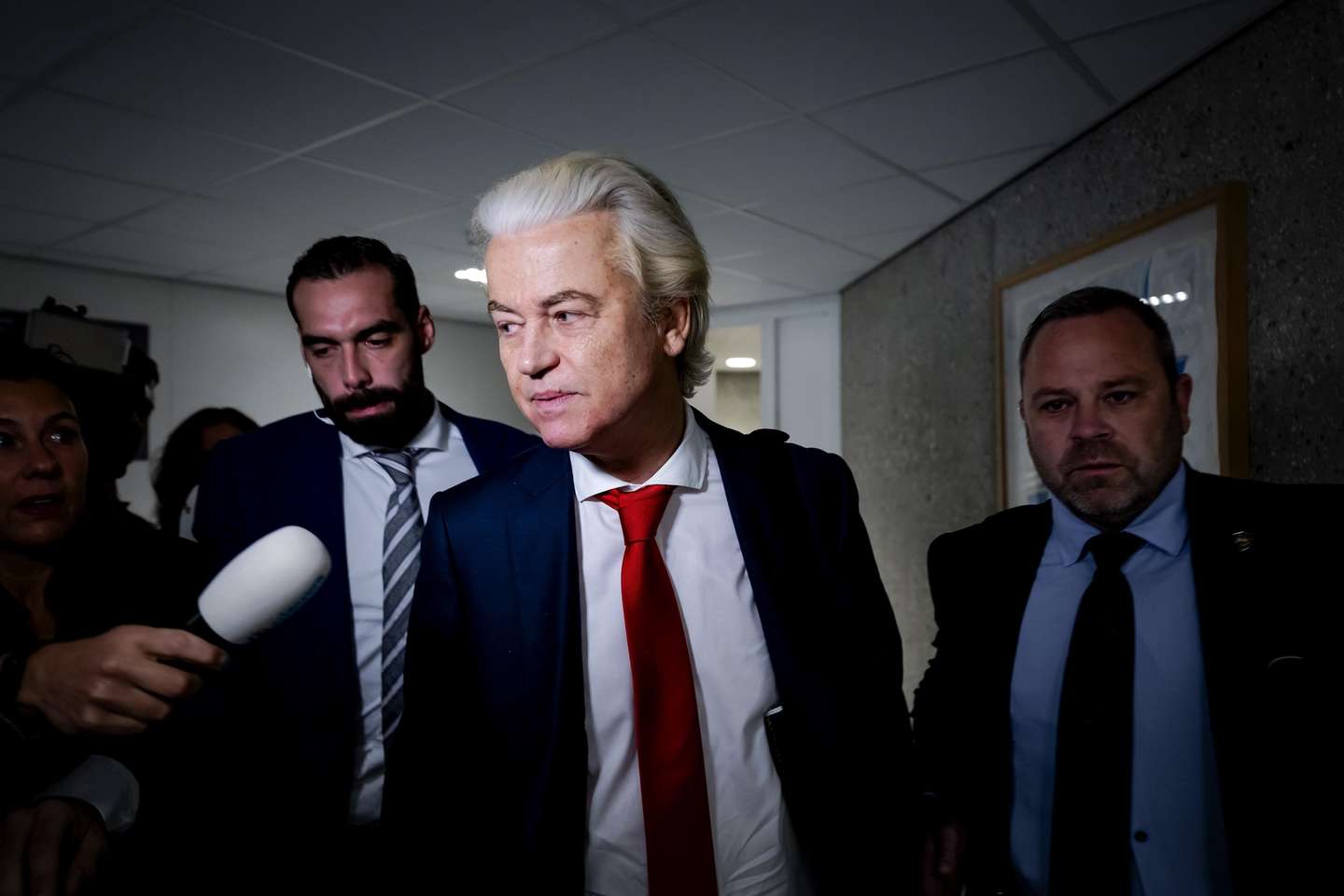 epa12151890 Geert Wilders, leader of the Dutch Party for Freedom (PVV), arrives for the weekly coalition talks in the Lower House in The Hague, the Netherlands, 03 June 2025. Citing a dispute over migration policy, the Dutch right-wing PVV party is withdrawing from the government coalition, Geert Wilders announced on X.  EPA/ROBIN VAN LONKHUIJSE