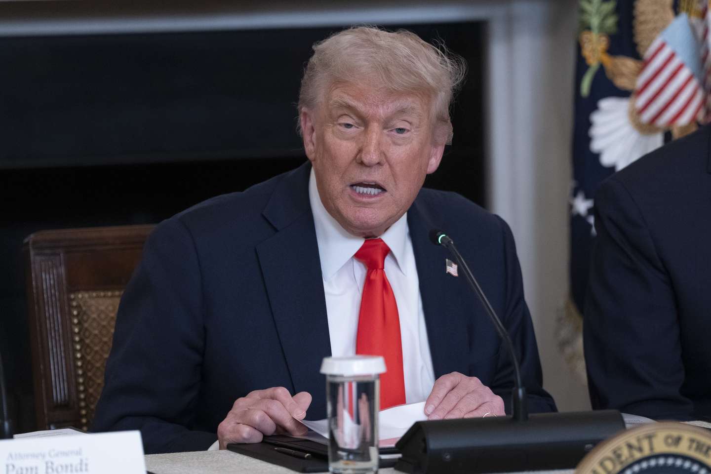 epa12158844 United States President Donald Trump participates in a Roundtable Discussion with members of the Fraternal Order of Police at the White House in Washington, DC, USA, 05 June 2025.  EPA/CHRIS KLEPONIS / POOL