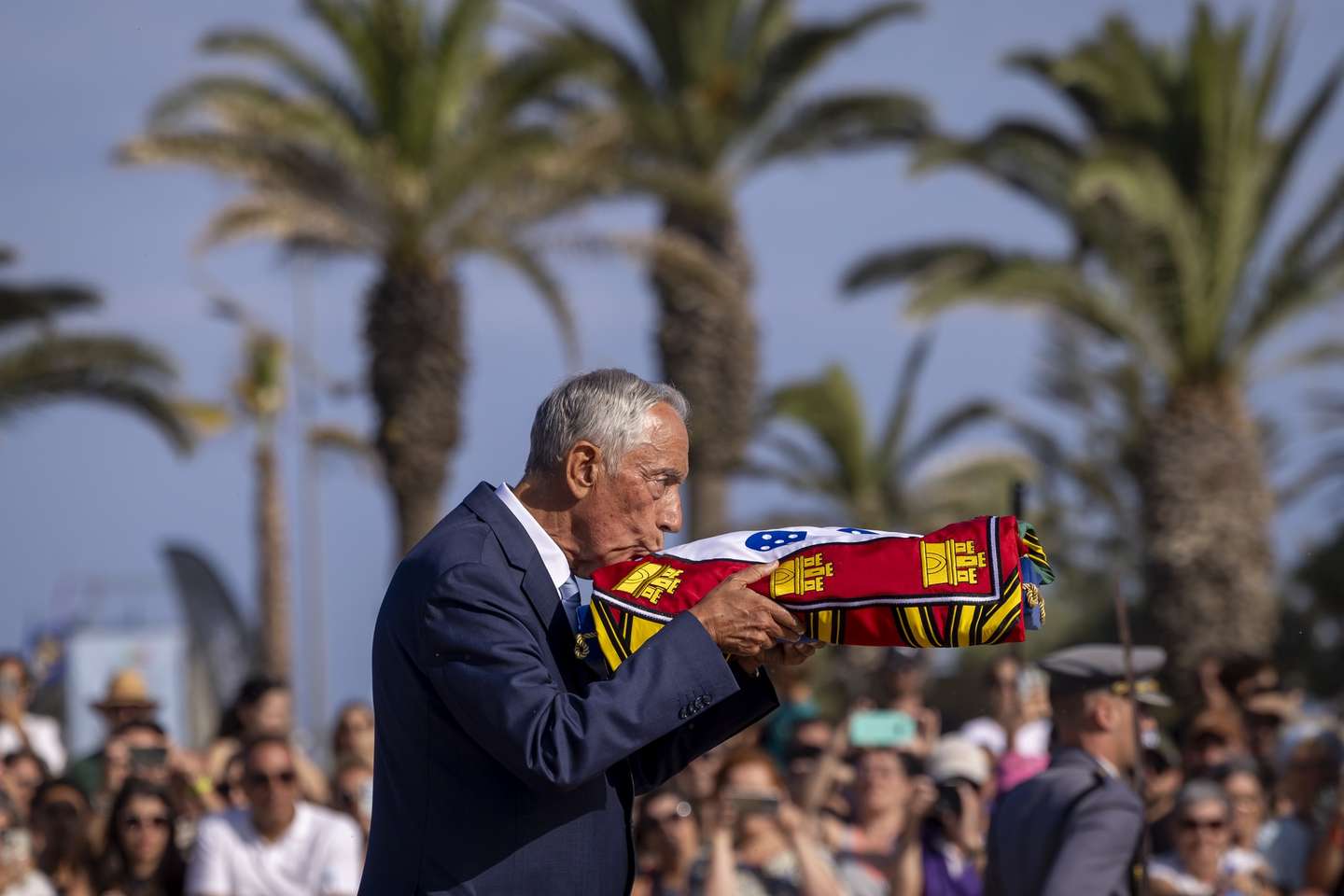 O Presidente da República, Marcelo Rebelo de Sousa, beija a bandeira nacional, durante a cerimónia do Arriar da Bandeira Macional no âmbito das Comemorações do 10 de Junho, Dia de Portugal, de Camões e das Comunidades Portuguesas, em Lagos, 10 de junho de 2025. JOSÉ SENA GOULÃO/LUSA