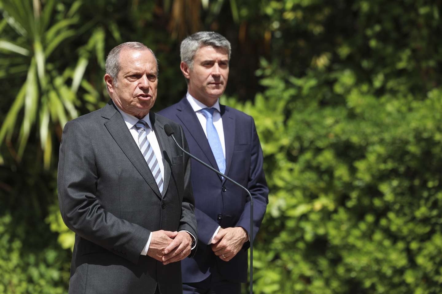Uma delegação do Partido Socialista, composta pelo presidente do partido, Carlos César (E) e pelo deputado José Luis Carneiro, fala à imprensa após ser recebida pelo primeiro-ministro, Luis Montenegro (ausente na fotografia), tendo em vista a preparação da participação de Portugal na Cimeira da NATO, que se realiza em Haia nos dias 24 e 25 de junho, e a decisão de reforço do investimento nacional em Defesa, na residência oficial de São Bento em Lisboa, 18 de junho de 2025. TIAGO PETINGA/LUSA