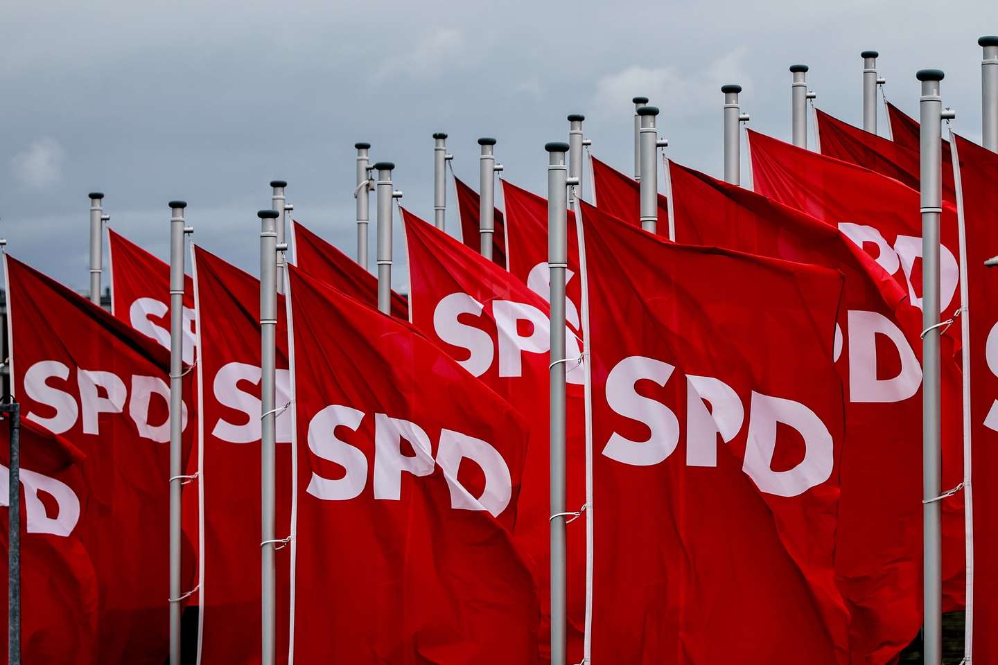 epa12200887 SPD flags are seen in front of City Cube during the German Social Democratic Party (SPD) Congress  in Berlin, Germany, 27 June 2025.  EPA/FILIP SINGER
