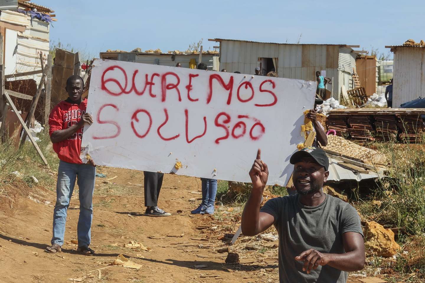 Moradores do bairro do Talude, exibem um cartaz pedindo solução, no dia em que Câmara Municipal de Loures anunciou novas demolições, em Loures, 14 de julho de 2025. Em causa, acrescentou, estão "mais de 60 habitações". MANUEL DE ALMEIDA/LUSA