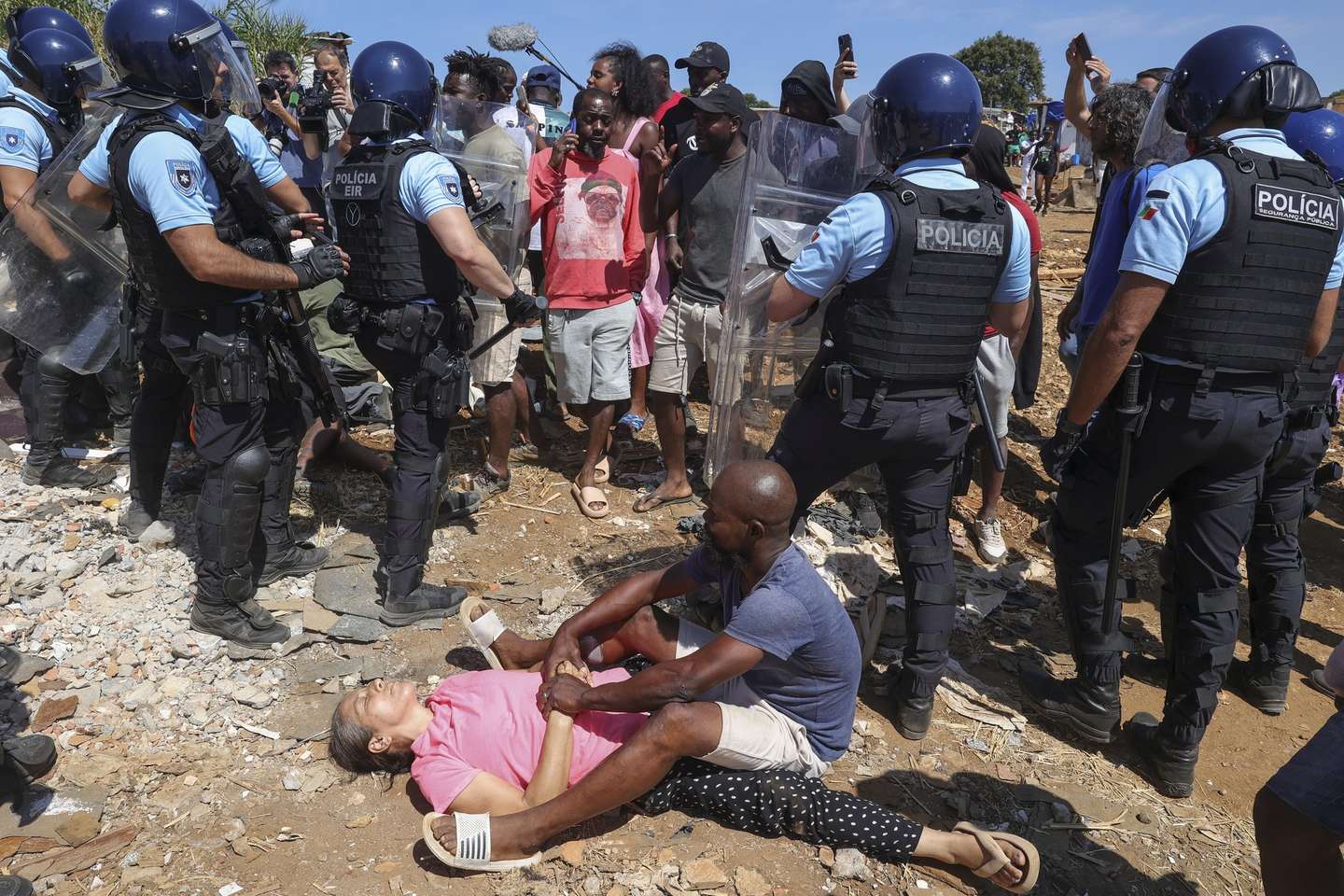 Moradores do bairro do Talude protestam contra a demolição de "mais de 60 habitações", no dia em que a Câmara Municipal de Loures anunciou novas demolições, em Loures, 14 de julho de 2025. MANUEL DE ALMEIDA/LUSA