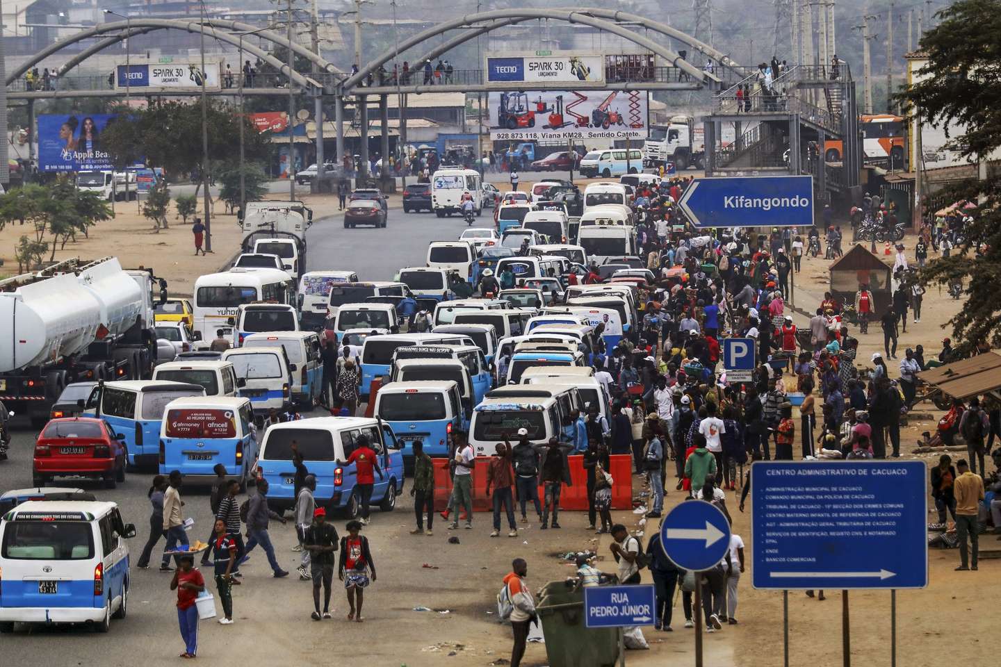 Após “dias de guerra”, a população de Luanda respira hoje de alívio com o regresso da calma e maior tranquilidade, apesar de receios sobre o agravamento do desemprego devido aos episódios de vandalismo, Luanda, Angola, 31 de julho de 2025. As consequências dos tumultos, violência e pilhagens registados no início desta semana, em Luanda, na sequência da paralisação dos taxistas, ainda continuam vivas na memória dos luandenses, que os descrevem como “dias de guerra”. (ACOMPANHA TEXTO DE 31 DE JULHO DE 2025). AMPE ROGÉRIO/LUSA