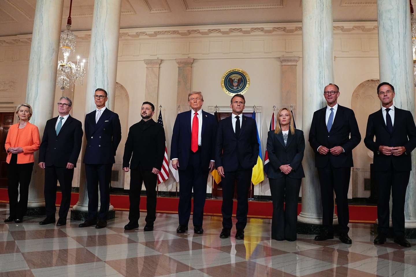 epa12308693 (L-R) EU Commission President Ursula von der Leyen, British Prime Minister Keir Starmer, Finland’s President Alexander Stubb, Ukraine’s President Volodymyr Zelensky, United States President Donald J Trump, French President Emmanuel Macron, Italian Prime Minister Giorgia Meloni, German Chancellor Friedrich Merz and NATO Secretary General Mark Rutte pose for a ‘family photo’ in the Cross Hall of the White House in Washington, DC, USA during a Multilateral Meeting with European Leaders in the East Room of the White House in Washington, DC, USA, 18 August 2025.  European Leaders are at the White House in support of President Zelenskyy following President Trump’s meeting with President Vladimir Putin of Russia in Anchorage, Alaska, USA, on August 15, 2025.  EPA/AARON SCHWARTZ / POOL