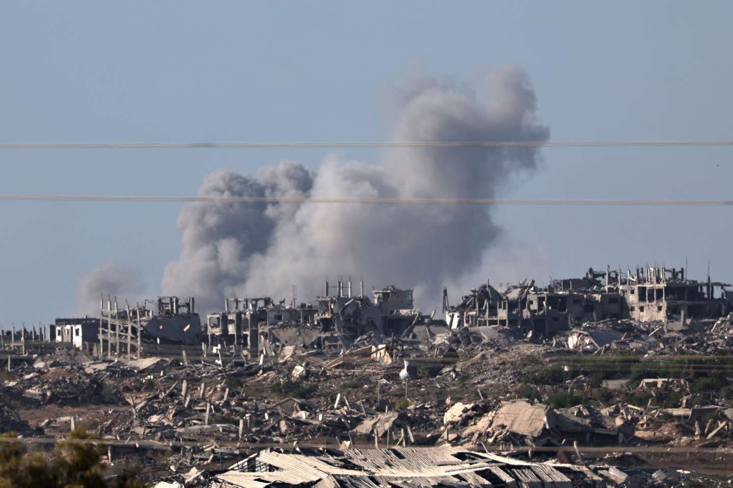 epa12382553 Smoke rises after an Israeli airstrike on the outskirts of Gaza City, as seen from an undisclosed location on the Israeli side of the border, 16 September 2025. Israeli Prime Minister Benjamin Netanyahu confirmed during a court appearance that the Israeli military has begun a major operation in Gaza City. More than 64,800 people have been killed in the Gaza Strip since October 2023, according to the Palestinian Ministry of Health.  EPA/ATEF SAFADI