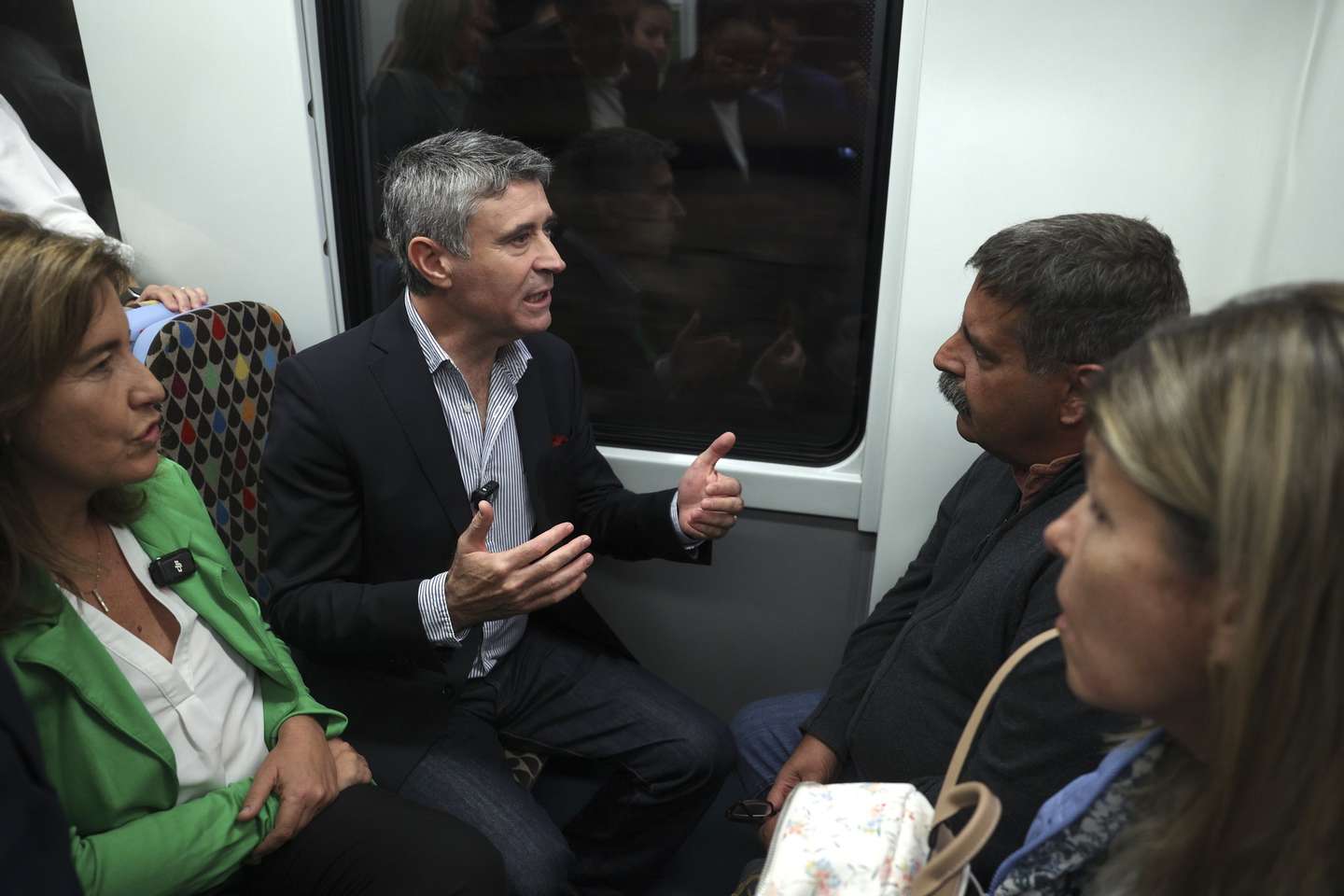 O secretário-geral do Partido Socialista (PS), José Luis Carneiro (2-E), acompanhado da candidata à Câmara Municipal de Sintra, Ana Mendes Godinho (E), durante uma viagem na linha de Sintra no âmbito da campanha para as eleições autárquicas, Sintra, 1 de outubro de 2025. TIAGO PETINGA/LUSA