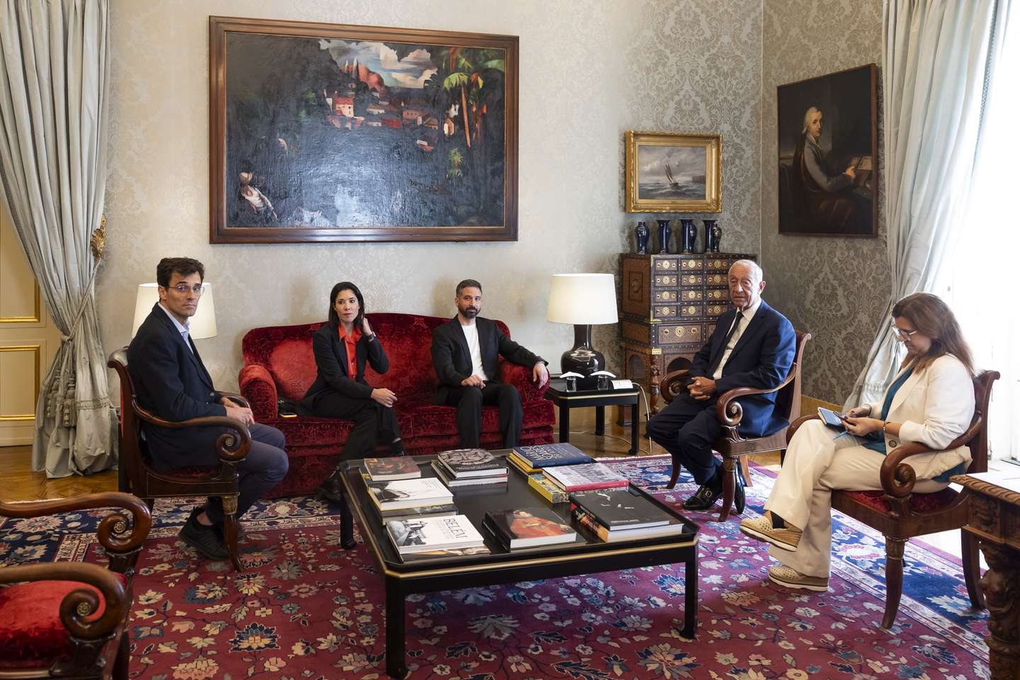 Uma delegação do Bloco de Esquerda (BE) constituída por Joana Mortágua (2-E), Jorge Costa (E) e Fabian Figueiredo (C), é recebida pelo Presidente da República, Marcelo Rebelo de Sousa, numa audiência sobre a situação do ataque à Global Sumud Flotilla, no Palácio de Belém, em Lisboa, 02 de outubro de 2025. JOSÉ SENA GOULÃO/LUSA