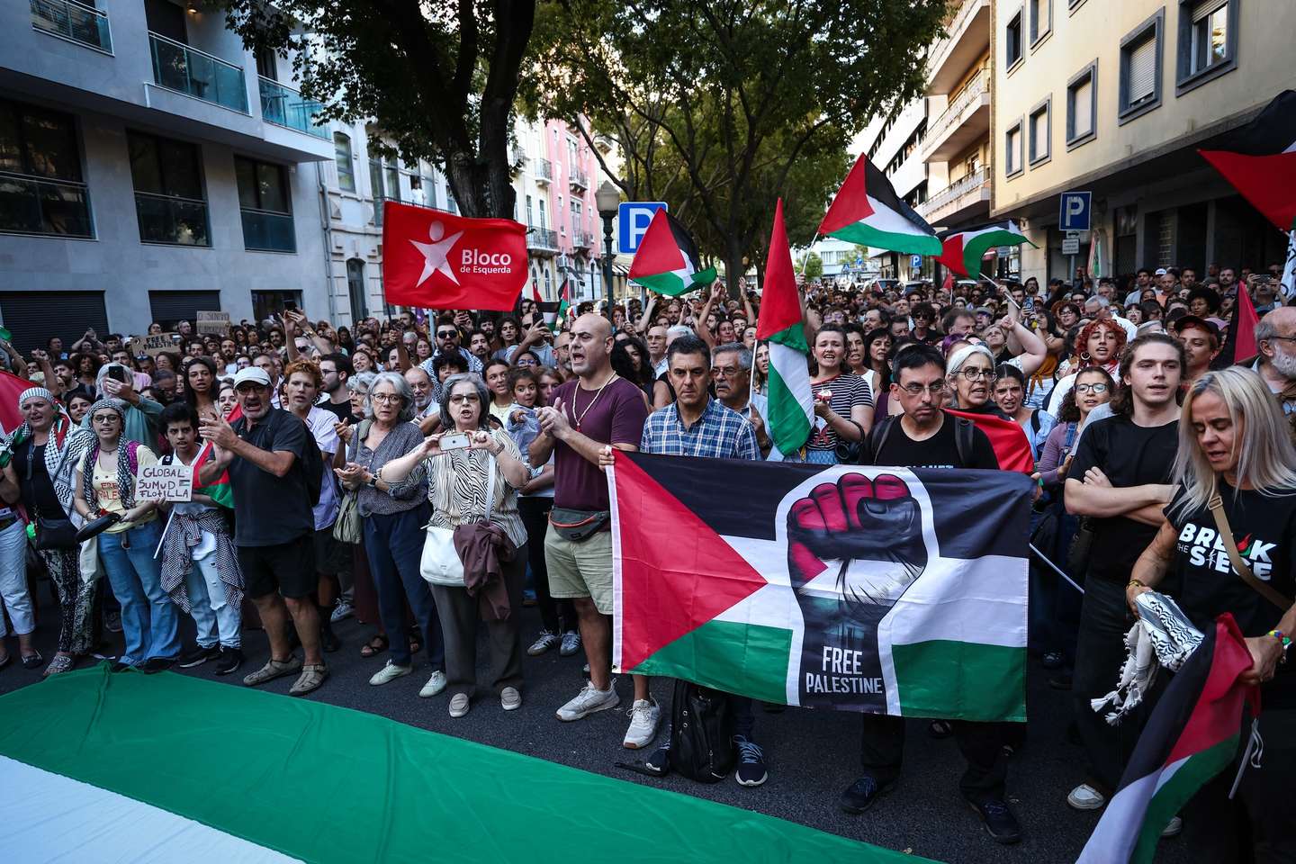 Protest against the attack on the Global Sumud Flotilla organised by the Palestine solidarity movement in front of the Israeli embassy in Lisbon, Portugal, 2 October 2025. Since Wednesday afternoon, the Israeli Navy has been acting to prevent the flotilla's boats – whose aim was to break the blockade of Gaza and deliver humanitarian aid – from entering Palestinian territorial waters. RODRIGO ANTUNES/LUSA