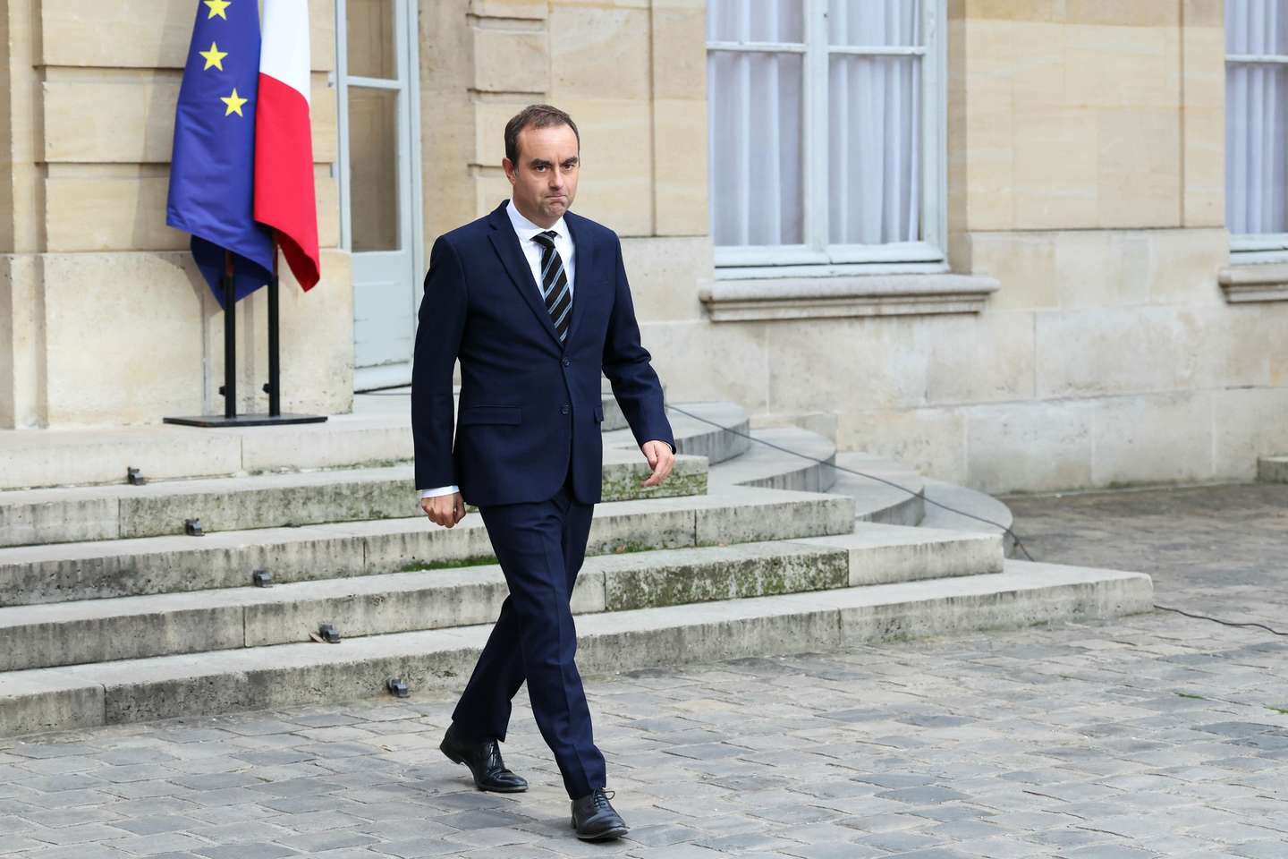 epa12426682 French Prime Minister Sebastien Lecornu arrives to deliver a statement at the Hotel Matignon in Paris, France, 03 October 2025, ahead of consultations with political parties before the announcement of the new government.  EPA/ALAIN JOCARD / POOL MAXPPP OUT