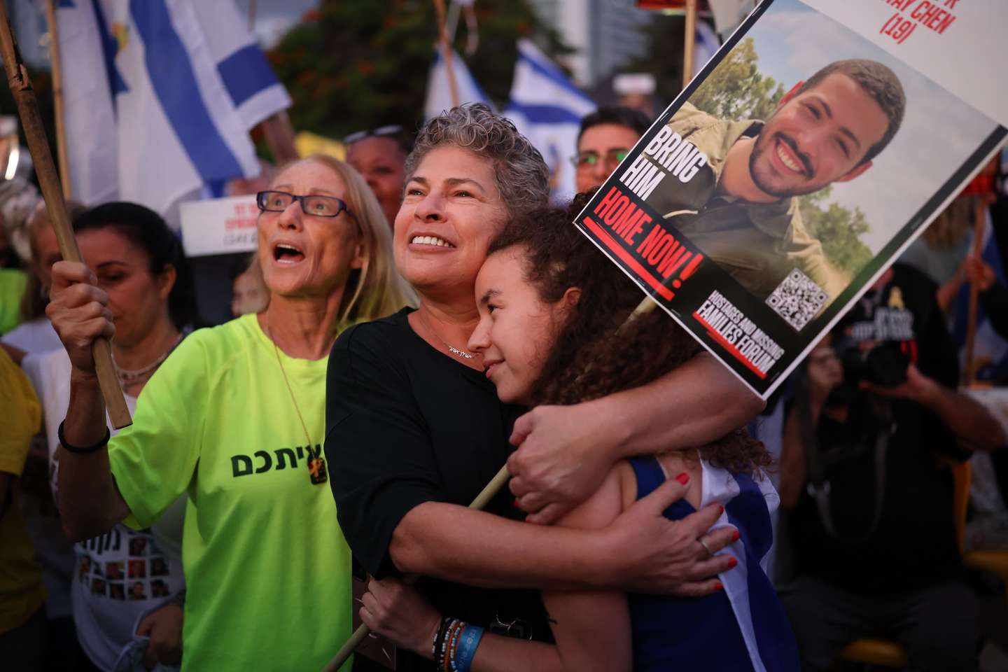 epaselect epa12449731 Israelis celebrate prior to the scheduled release of hostages held by Hamas, at Hostage Square in Tel Aviv, Israel, 13 October 2025. As part of the ceasefire agreement between Israel and Hamas, some 20 Israeli captives and around 2,000 Palestinian prisoners are scheduled to be released on 13 October.  EPA/STRINGER