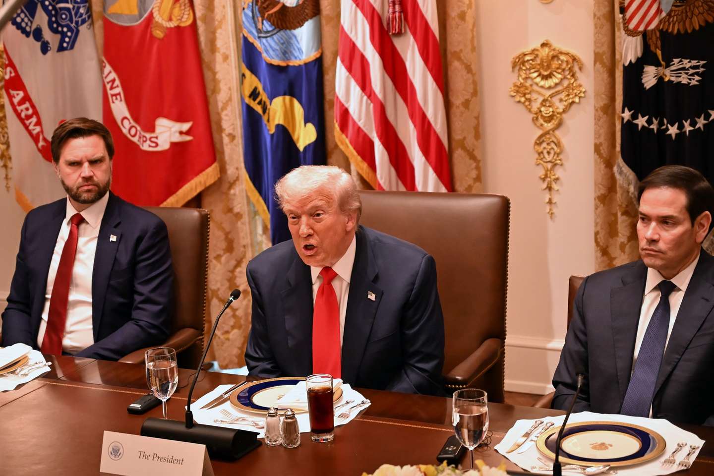 epa12453888 US President Donald Trump (C) hosts a bilateral lunch with Argentine President Milei (not pictured) in the Cabinet Room at the White House in Washington, DC, USA, 14 October 2025.  EPA/Alex Wroblewski/CNP / POOL