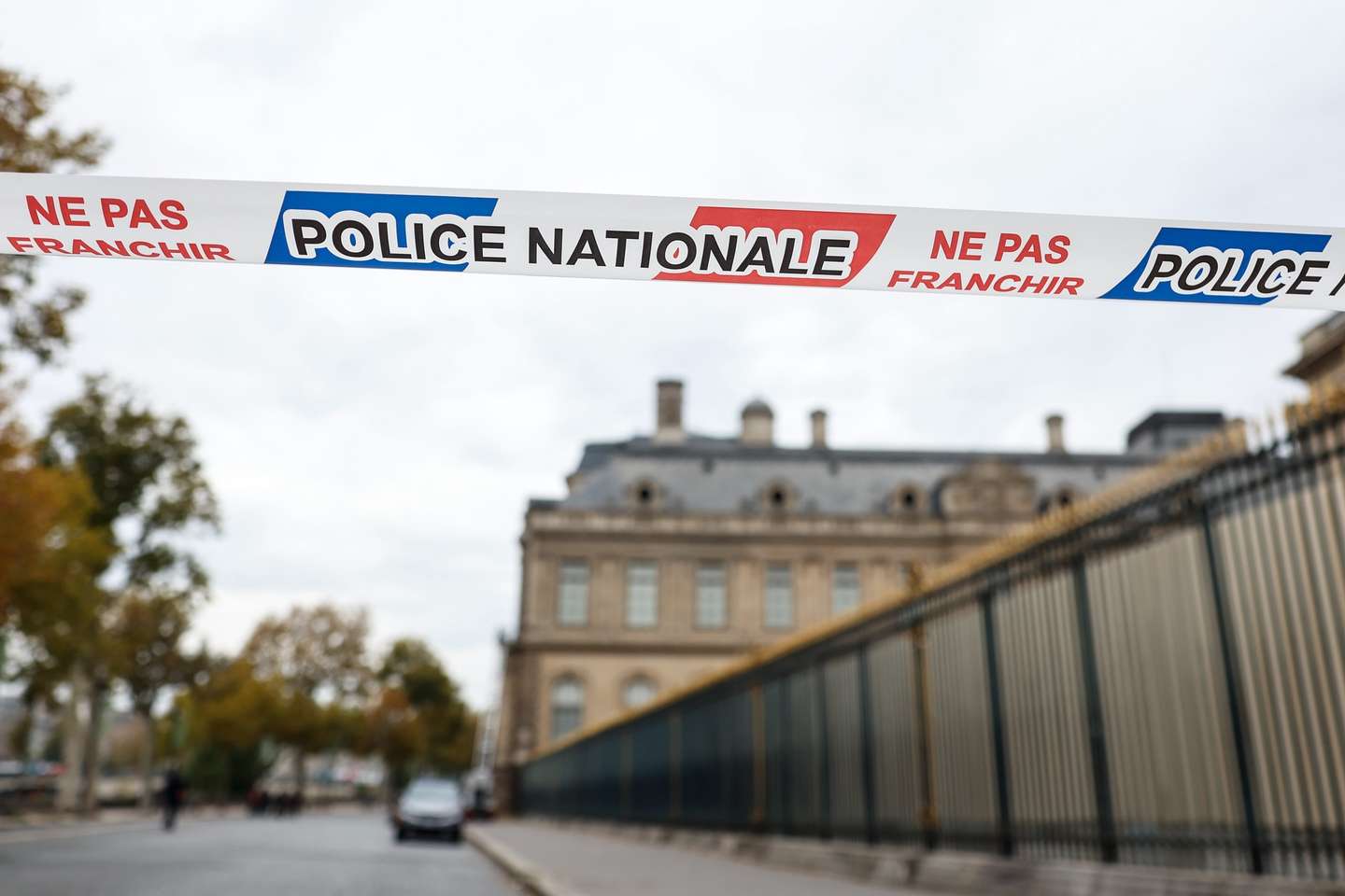 epa12464603 Police tape cordons off the southeast corner of the Louvre Museum on Quai Francois-Mitterrand, on the banks of the River Seine, after a robbery at the Louvre Museum in Paris, France, 19 October 2025. The Louvre Museum was targeted in a robbery by several criminals who smashed windows to steal jewelry. The museum was later closed. French Culture Minister Rachida Dati called it 'an attack on France’s cultural heritage.'  EPA/Mohammed Badra