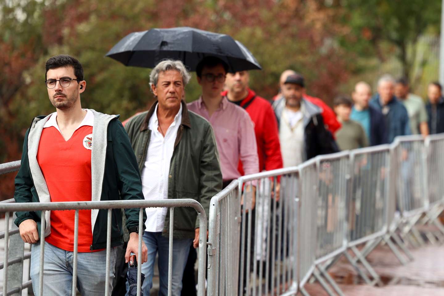 Adeptos mobilizam-se para votar nas eleições para os órgãos sociais do SL Benfica, no Estádio da Luz, em Lisboa, 25 de outubro de 2025. Mais de 160 mil sócios do Benfica são chamados, este sábado, a escolher o próximo presidente do clube. Há seis candidatos e, se nenhum conseguir 50% da votação, haverá segunda volta a 8 de novembro.. DIOGO FARIA REIS/LUSA