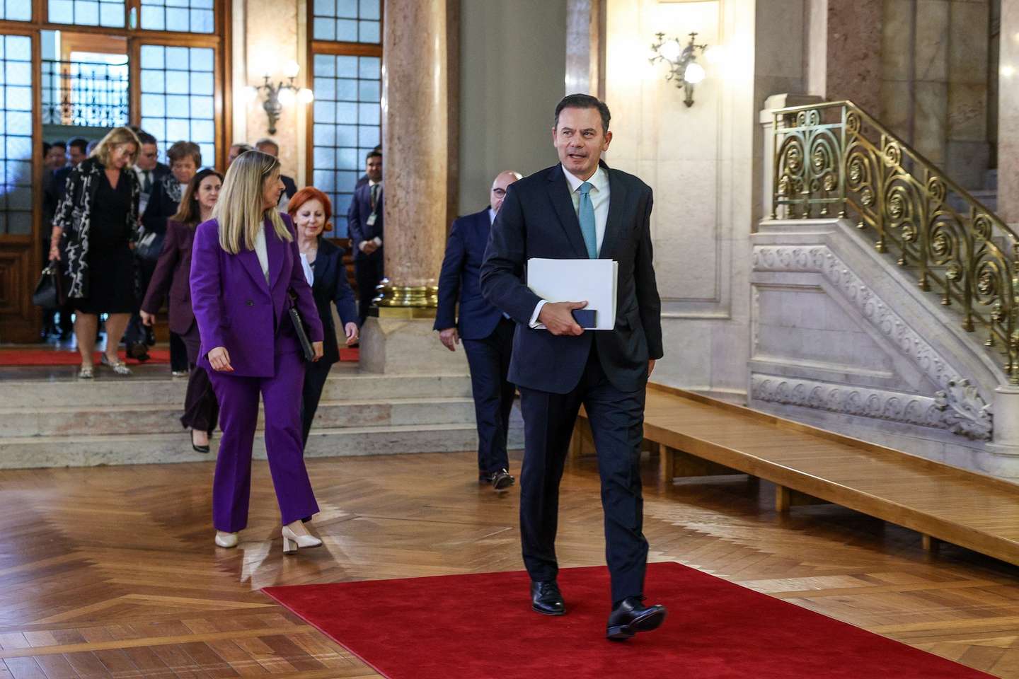 O primeiro-ministro, Luís Montenegro, à chegada para a sessão plenária sobre o Orçamento do Estado para 2026 (OE2026), na Assembleia da República, em Lisboa, 27 de outubro de 2025. A Assembleia da República começa hoje a debater em plenário a proposta do Governo de Orçamento do Estado para 2026. MIGUEL A. LOPES/LUSA