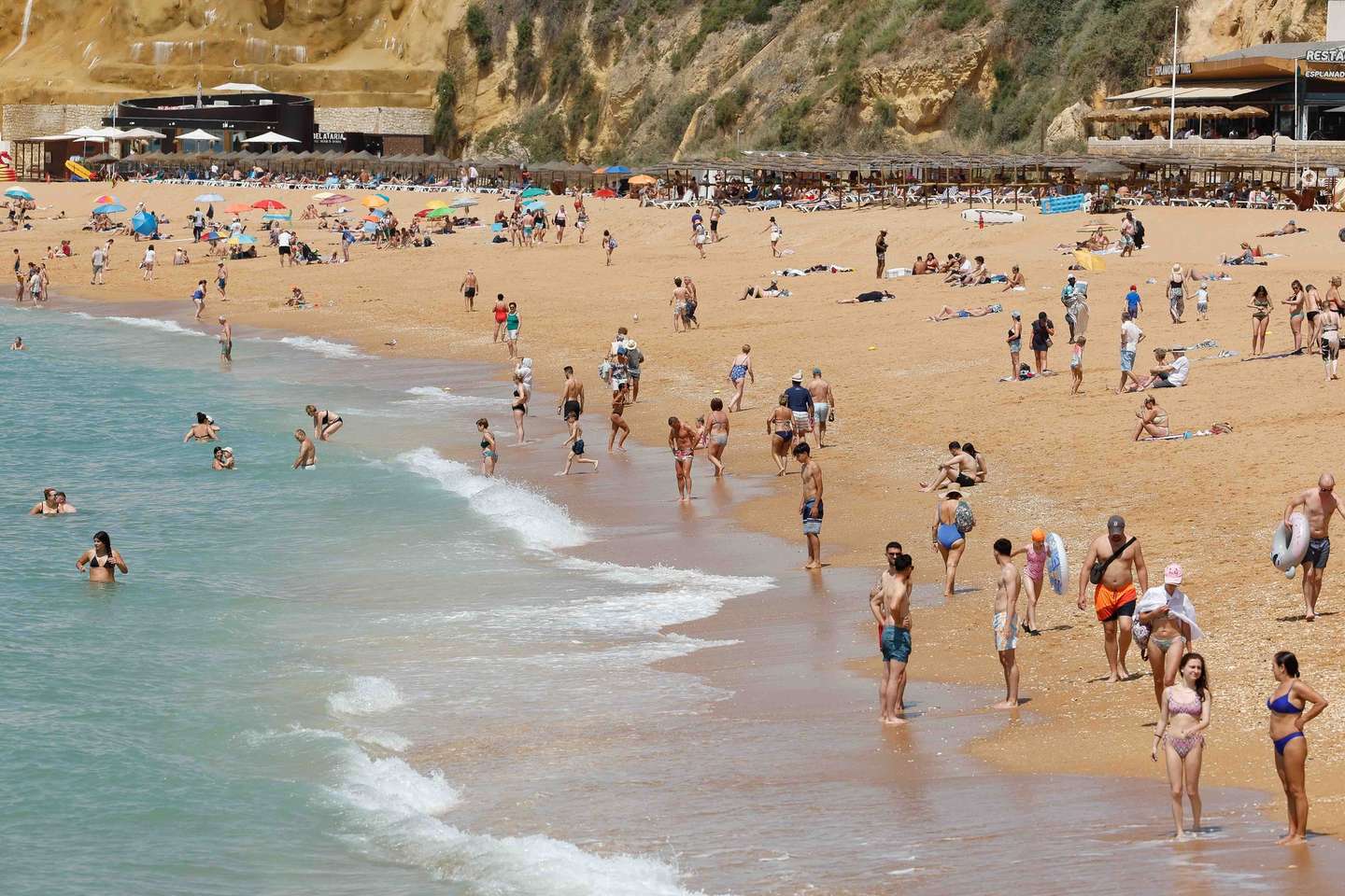 O bom tempo que se começa a sentir no Algarve atrai turistas para as praias do sotavento, praia dos pescadores, Albufeira, 30 de maio de 2025. LUÍS FORRA/LUSA