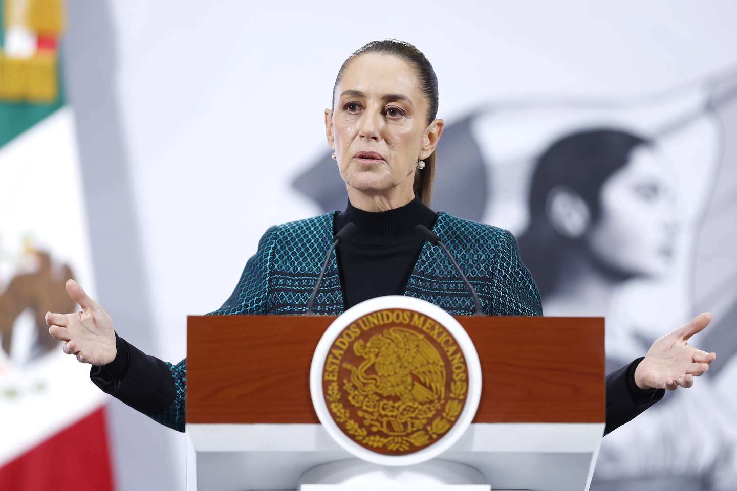 epa12503207 Mexican President Claudia Sheinbaum speaks during a press conference at the National Palace in Mexico City, Mexico, 04 November 2025. Sheinbaum admitted that there is still no date set for reopening the border to livestock exports, although she noted that Washington, USA is aware of the progress Mexico has made in combating the corn rootworm following her meeting with US Secretary of Agriculture Rollins.  EPA/SASHENKA GUTIERREZ
