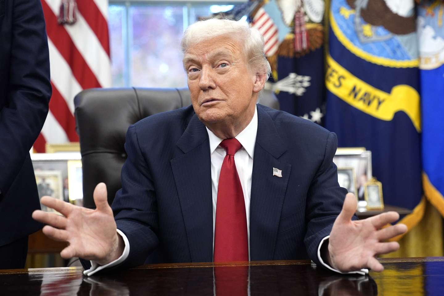 epa12540828 US President Donald Trump speaks during his meeting with New York City mayor-elect Zohran Mamdani in the Oval Office at the White House in Washington, DC, USA, 21 November 2025.  EPA/YURI GRIPAS / POOL