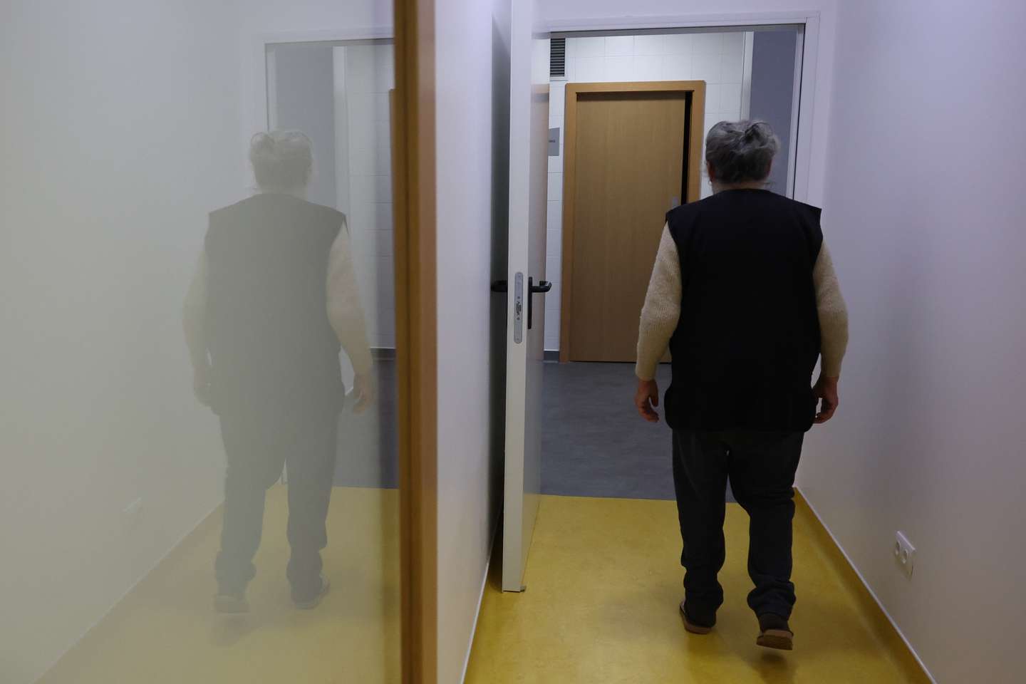 Uma idosa vítima de violência doméstica numa das casas abrigo que existe para as acolher. O número de idosos vítimas de crime e violência continua a aumentar, sobretudo mulheres como «Odete», «Etelvina» ou «Gertrudes», que vivem atualmente numa casa de abrigo depois de anos de abusos por maridos e filhos, 21 de novembro de 2025. (ACOMPANHA TEXTO DE 23 DE NOVEMBRO DE 2025). PAULO NOVAIS/LUSA