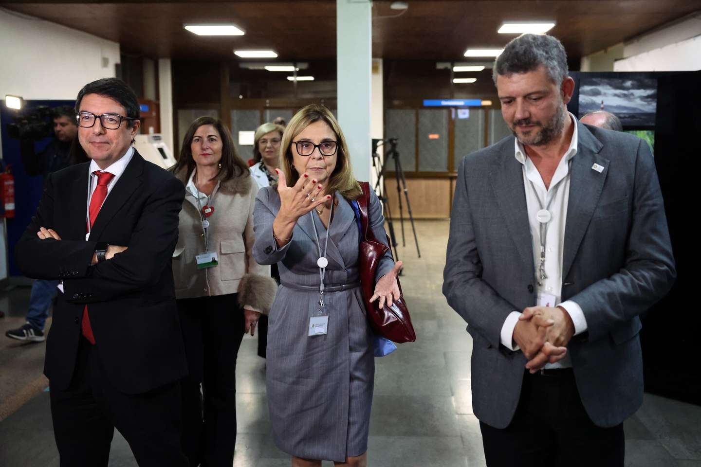 A ministra da Saúde, Ana Paula Martins, acompanhada do diretor Executivo do Serviço Nacional de Saúde (SNS), Álvaro Santos Almeida (E) e pelo presidente do conselho de administração da Unidade Local de Saúde do Alto Alentejo (ULS ALTO ALENTEJO), Miguel Lopes, no início de uma visita ao serviço de urgências do Hospital Dr. José Maria Grande, em Portalegre, 25 de novembro de 2025. A visita de preparação do SNS para o período de inverno, realizou-se no âmbito de um périplo da ministra pelas Unidades Locais de Saúde (ULS) de todo o país para conhecer a resposta aos desafios da época. NUNO VEIGA/LUSA