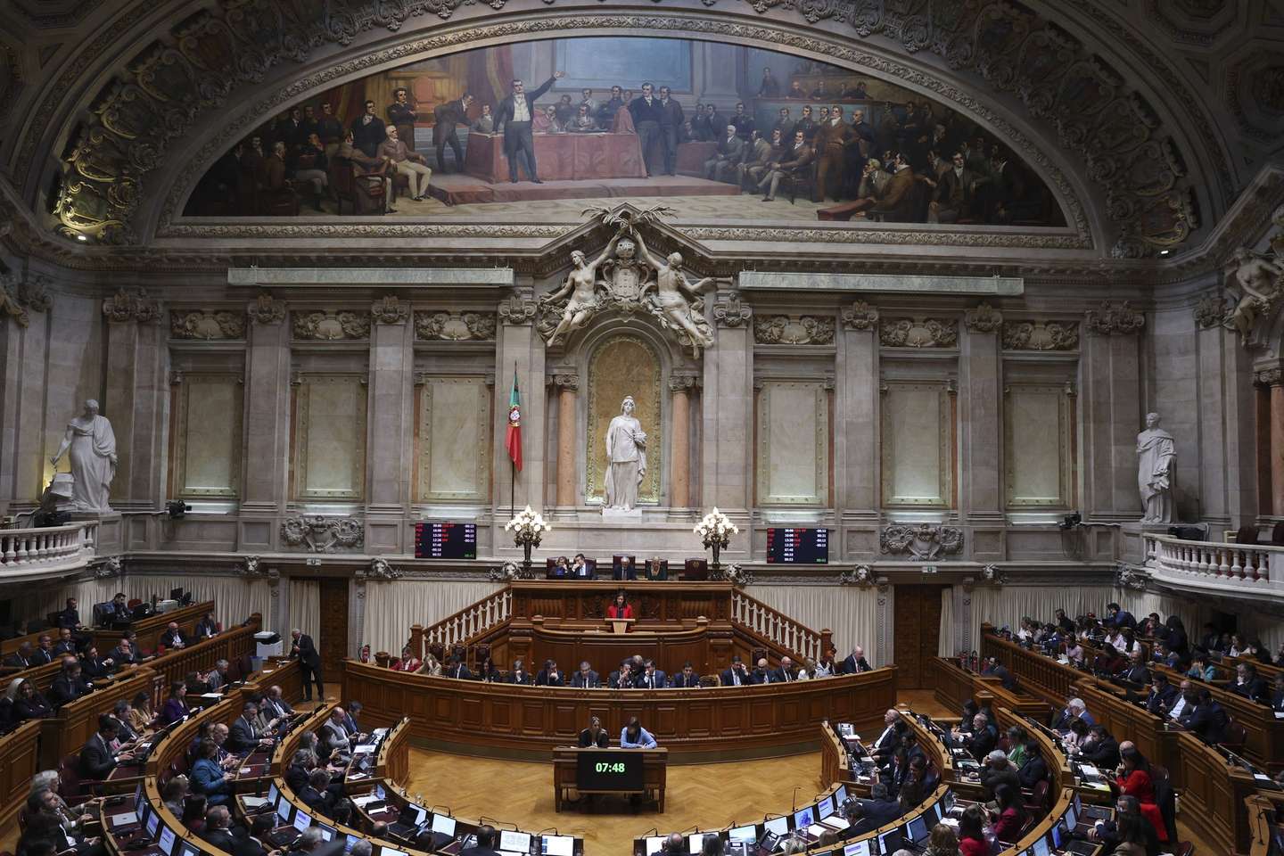 O a líder da Iniciativa Liberal (IL), Mariana Leitão, usa da palavra durante o debate final do Orçamento do Estado para 2026 (OE2026), na Assembleia da República, em Lisboa, 27 de novembro de 2025. TIAGO PETINGA/LUSA