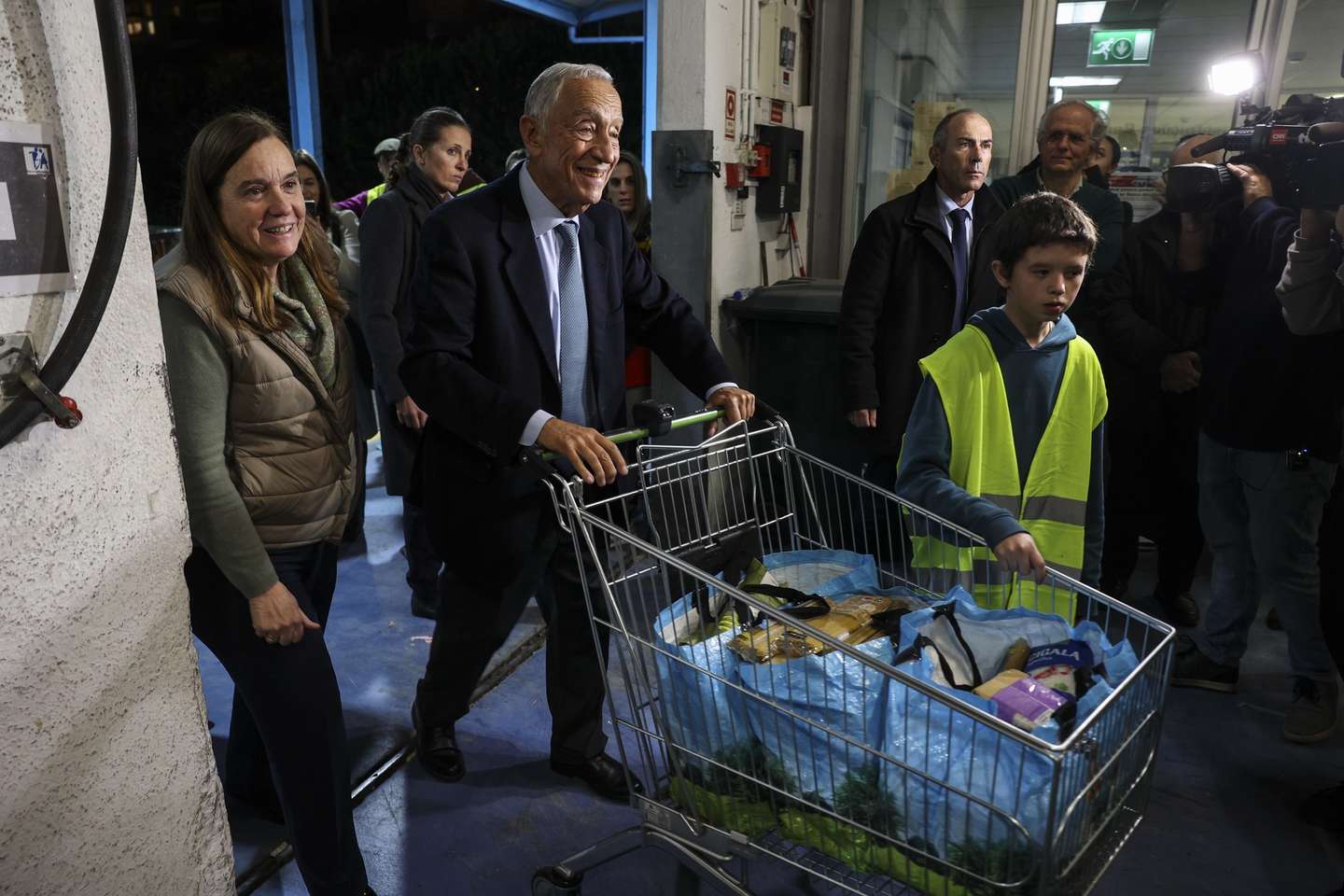 O Presidente da República, Marcelo Rebelo de Sousa (2-E), acompanhado pela presidente da Federação Portuguesa dos Bancos Alimentares Contra a Fome, Maria Isabel Jonet (E), participa na recolha de donativos no Banco Alimentar contra a Fome esta noite em Lisboa, 29 de Novembro de 2025. MIGUEL A. LOPES/LUSA