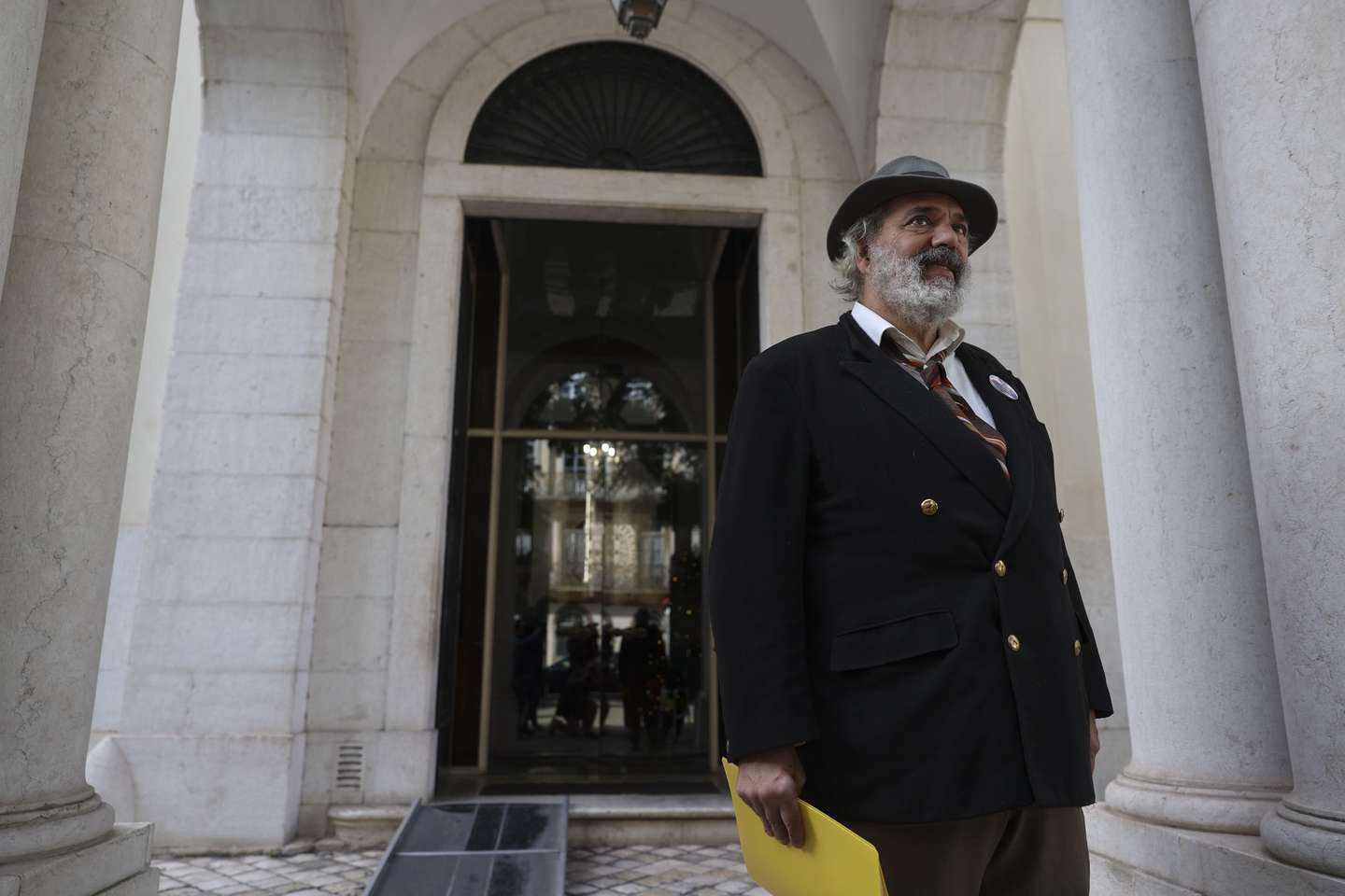 O candidato à Presidência da República, Manuel João Vieira, durante a entrega de assinaturas no Tribunal Constitucional para validação da sua candidatura, Lisboa, 03 de dezembro de 2025.  ANDRÉ KOSTERS/LUSA