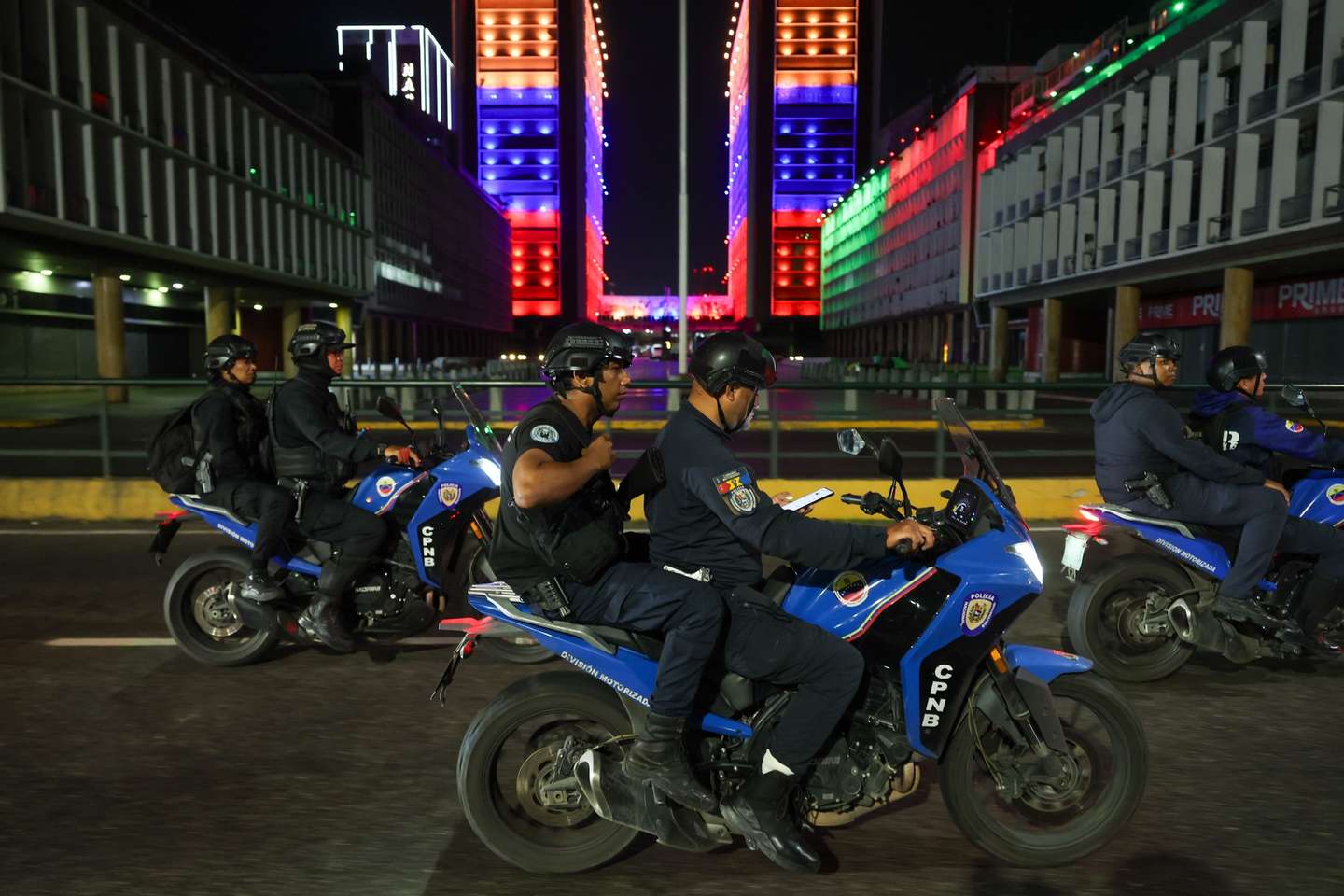 epa12622513 Bolivarian National Police Force officers patrol the streets, most of them without electricity, in Caracas, Venezuela, 03 January 2026, after multiple explosions were reported across the capital. US President Trump announced that the United States has 'successfully captured' Venezuelan leader Nicolas Maduro and his wife, who have been flown out of the country following a series of large-scale military strikes on Caracas. The Venezuelan government has denounced the move, accusing Washington of launching a wave of military attacks against civilian and military targets nationwide.  EPA/MIGUEL GUTIERREZ
