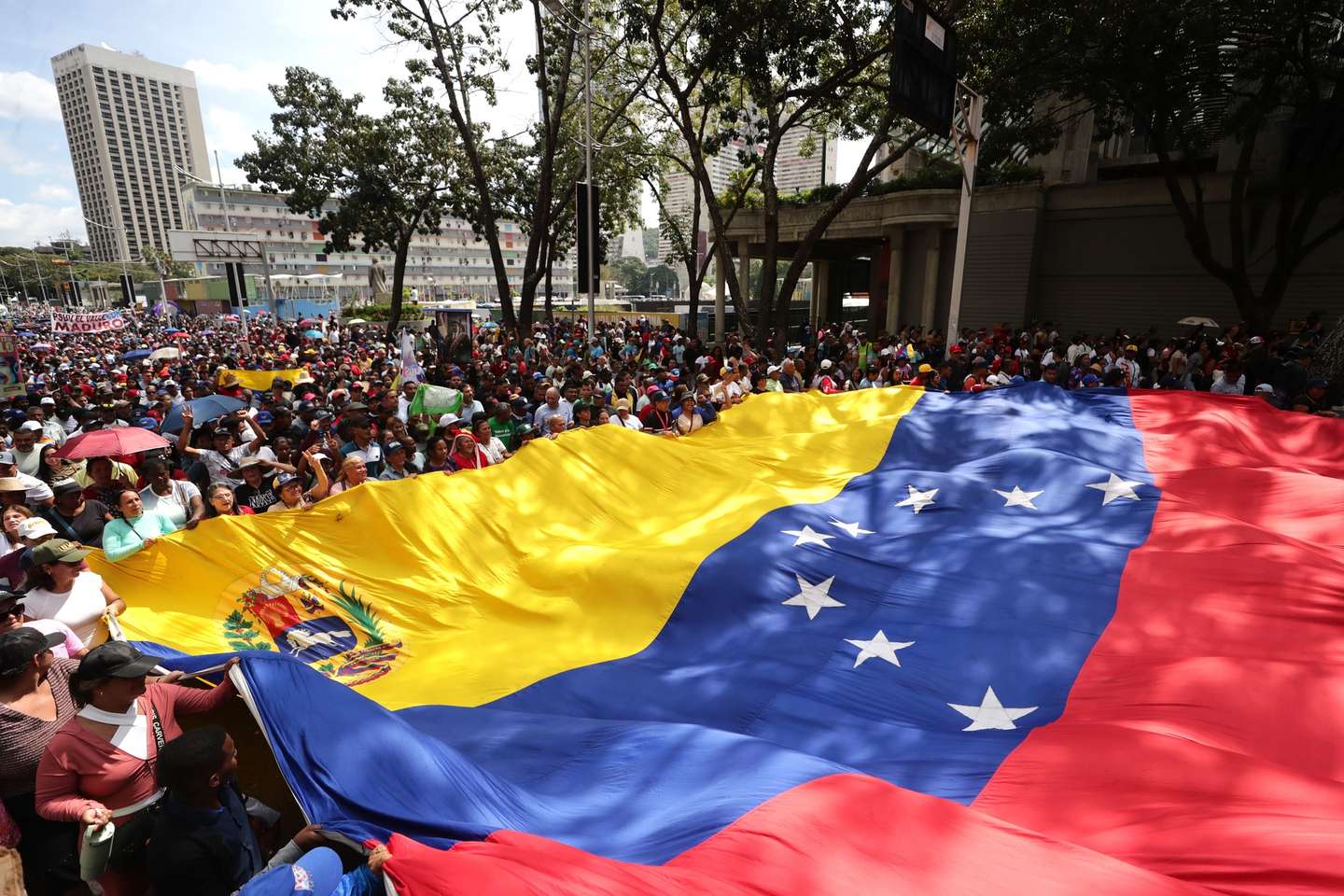 epa12629281 Supporters of Chavismo demonstrate during a march in support of the start of the National Assembly in Caracas, Venezuela, 05 January 2026. The Venezuelan Parliament began the 2026-2031 legislative session, once again controlled by Chavismo and with the return of some opposition figures who had distanced themselves from the country's largest opposition coalition, in a session marked by uncertainty following the capture of President Nicolas Maduro during the military attack launched on 03 January by the United States on several points in Venezuelan territory, including Caracas.  EPA/Ronald Pena R