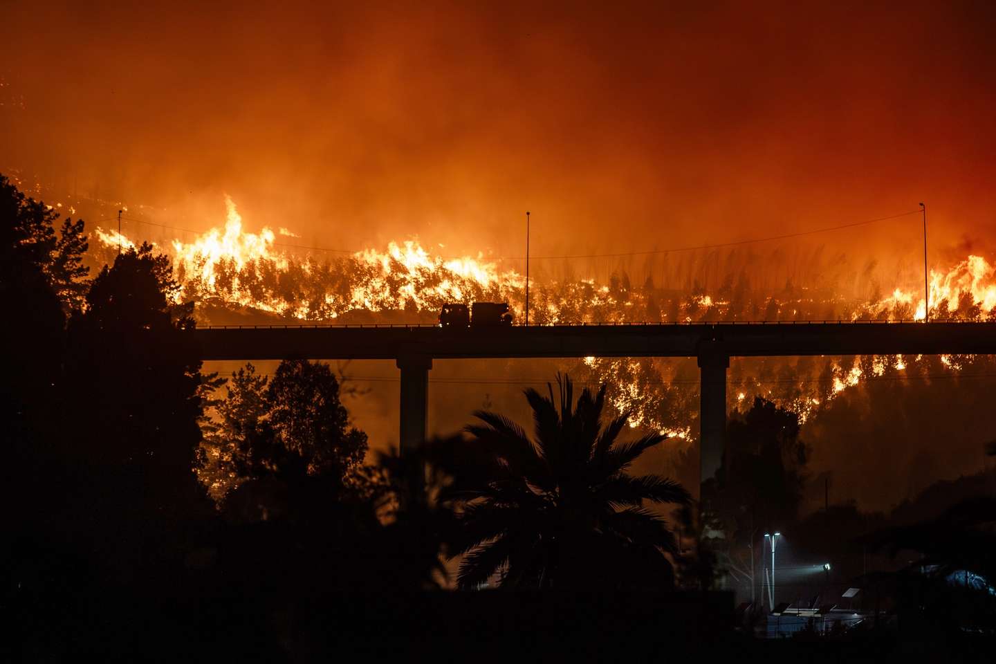 epaselect epa12659301 A forest fire burns in Penco, Chile, 18 January 2026. A total of 16 people have died in several wildfires that are still burning in southern Chile, in the Nuble and Biobio regions, as reported by Public Security Minister Cordero.  EPA/PABLO HIDALGO