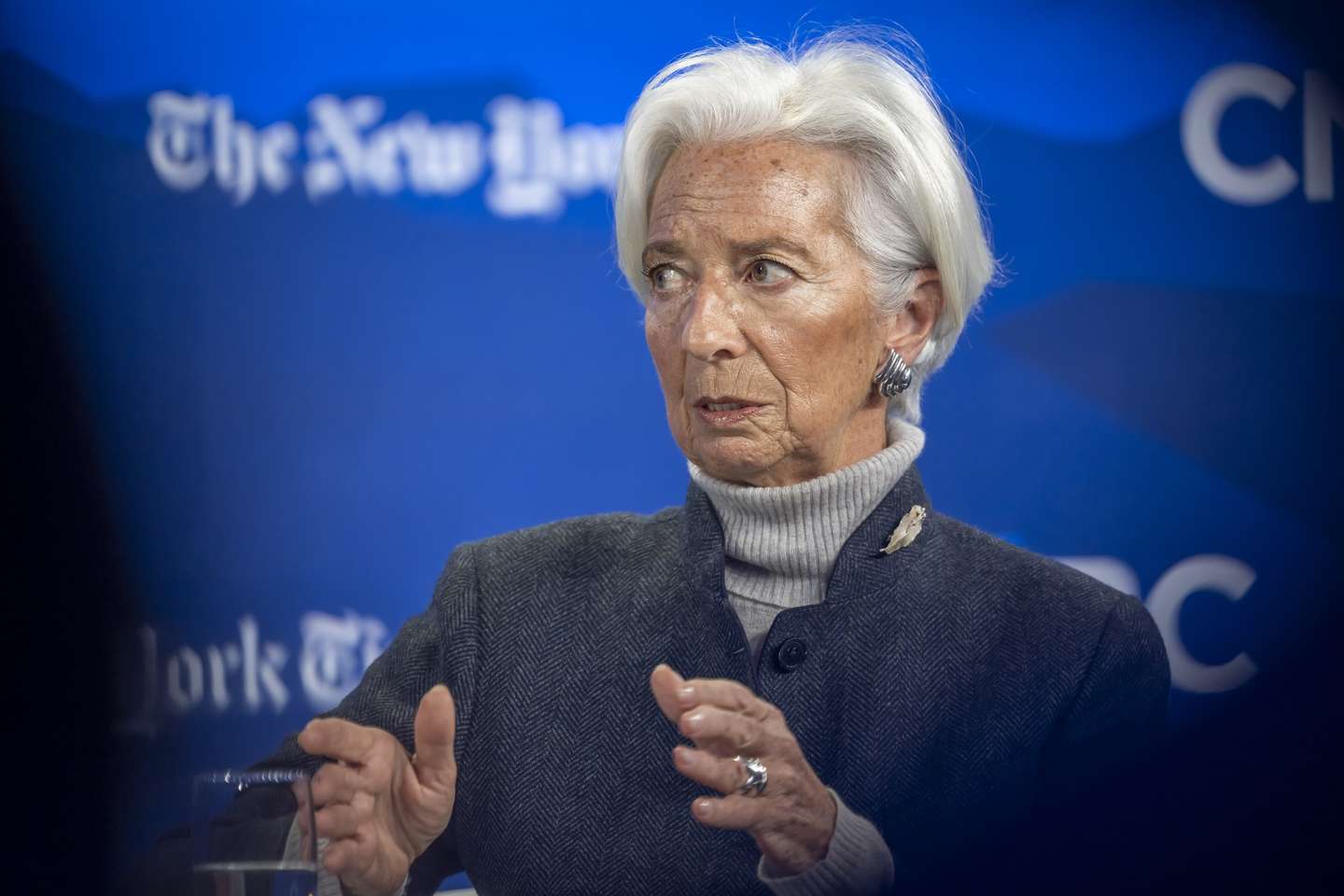 epa12666583 European Central Bank (ECB) President Christine Lagarde speaks during a panel discussion during the 56th annual meeting of the World Economic Forum (WEF) in Davos, Switzerland, 21 January 2026. The meeting under the topic 'A Spirit of Dialogue' brings together entrepreneurs, scientists, corporate and political leaders in Davos and takes place from 19 to 23 January in Davos.  EPA/GIAN EHRENZELLER