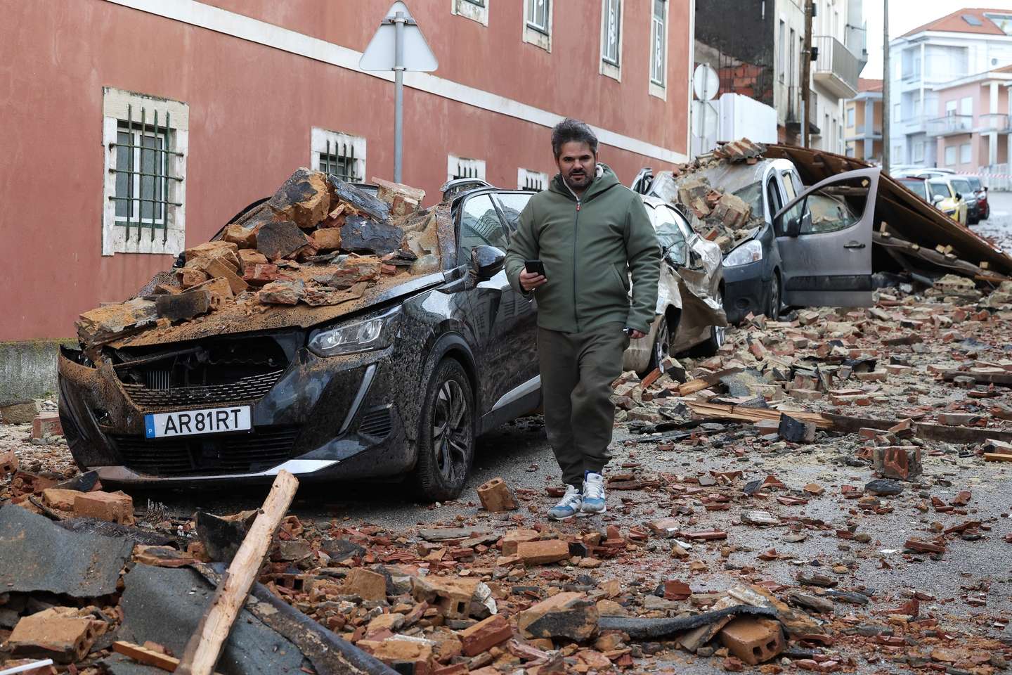 A passagem da depressão Kristin na Figueira da Foz fez cair parte do telhado da antiga Universidade e atingiu, pelo menos, sete carros, 28 de janeiro de 2026. PAULO NOVAIS / LUSA