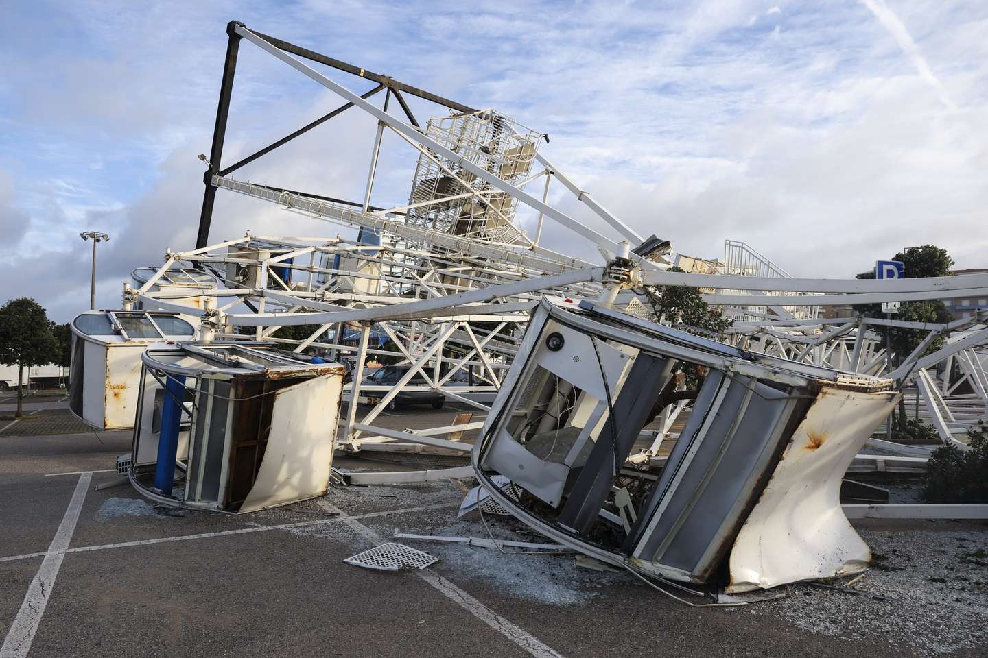 Due to the passage of the Kristin depression, the Ferris wheel fell AT Parque das Gaivotas in Figueira da Foz, Portugal, 28 January 2026. Mainland Portugal is being affected by the effects of the passage of the Kristin depression, with rain, wind, snow, and rough seas, and several warnings have been issued by the Portuguese Institute of the Sea and the Atmosphere (IPMA). PAULO NOVAIS/LUSA