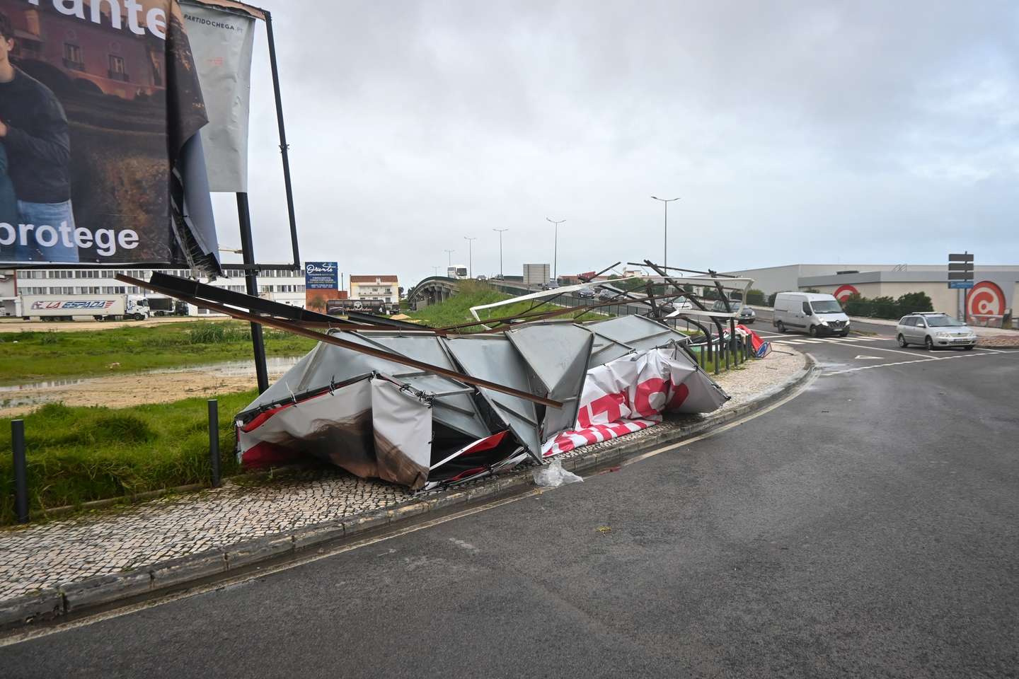 Devido à passagem da depressão Kristin, vários painéis de publicidade foram destruídos, nas Caldas da Rainha, 28 de janeiro de 2026. Portugal continental está a ser afetado pelos efeitos da passagem da depressão Kristin, com chuva, vento, neve e agitação marítima, tendo sido emitidos vários avisos pelo Instituto Português do Mar e da Atmosfera (IPMA). CARLOS BARROSO/LUSA