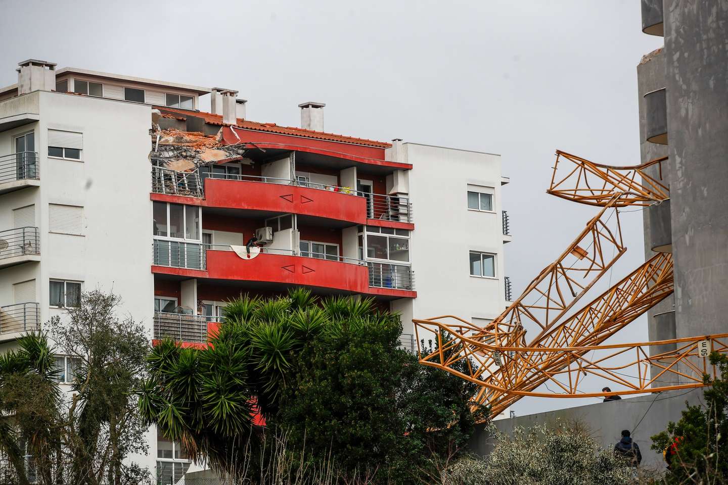 Destroços numa habitação de um edifício causados pela passagem da depressão Kristin, em Leiria, 28 de janeiro de 2026. Portugal continental está a ser afetado pelos efeitos da passagem da depressão Kristin, com chuva, vento, neve e agitação marítima, tendo sido emitidos vários avisos pelo Instituto Português do Mar e da Atmosfera (IPMA). PAULO CUNHA/LUSA