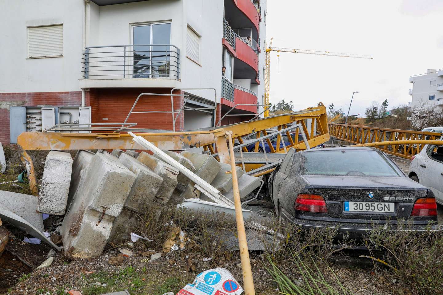 Uma grua caiu sobre um veículo devido à passagem da depressão Kristin, em Leiria, 28 de janeiro de 2026. Portugal continental está a ser afetado pelos efeitos da passagem da depressão Kristin, com chuva, vento, neve e agitação marítima, tendo sido emitidos vários avisos pelo Instituto Português do Mar e da Atmosfera (IPMA). PAULO CUNHA/LUSA
