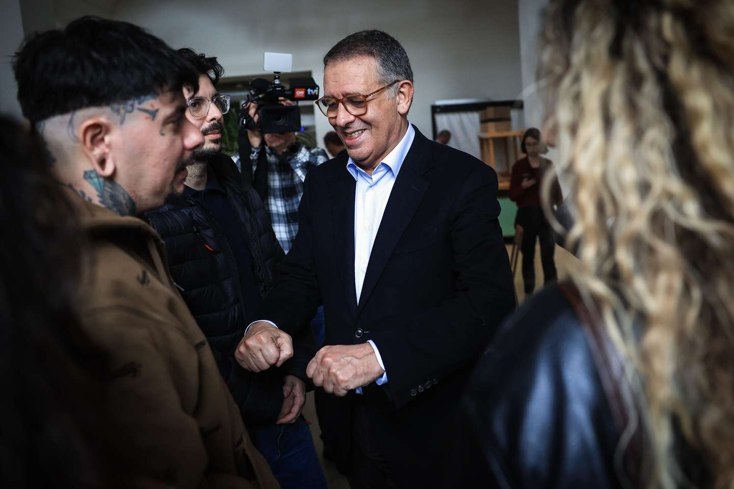 O candidato à segunda volta das eleições à Presidência da República, António José Seguro (D), conversa com o músico Agir (E), durante um almoço com representantes da Cultura no Beato, Lisboa, 28 de janeiro de 2026. Os portugueses elegem o novo Presidente da República em 08 de fevereiro. JOSÉ COELHO/LUSA