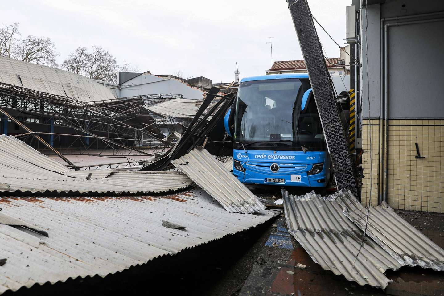 Estrutura danificadas depois da passagem da depressão Kristin, em Leiria, 28 de janeiro de 2026. Portugal continental está a ser afetado pelos efeitos da passagem da depressão Kristin, com chuva, vento, neve e agitação marítima, tendo sido emitidos vários avisos pelo Instituto Português do Mar e da Atmosfera (IPMA). PAULO CUNHA/LUSA