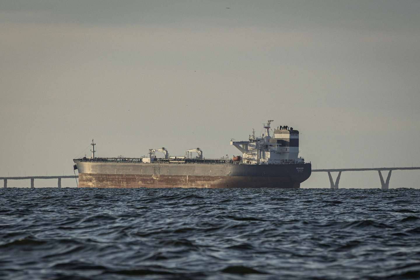 epa12636447 An oil tanker sailing on Lake Maracaibo in Maracaibo, Venezuela, 08 January 2026. Days after the United States' military capture of Venezuelan President Maduro and his wife, US President Trump announced a deal on 07 January 2026 with Venezuela's interim government officials to access the country's oil reserves, which are the largest in the world, totaling 364 billion barrels or 17 percent of the global total, although Venezuela's oil production only accounts for 1 percent of the world's total, according to an analysis by Standard and Poor's.  EPA/HENRY CHIRINOS